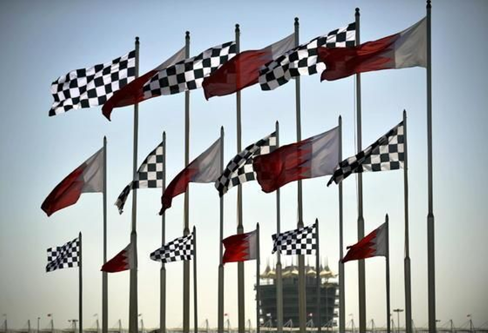 Fernando Alonso gana su primera carrera como piloto de Ferrari en Bahrein. / AFP