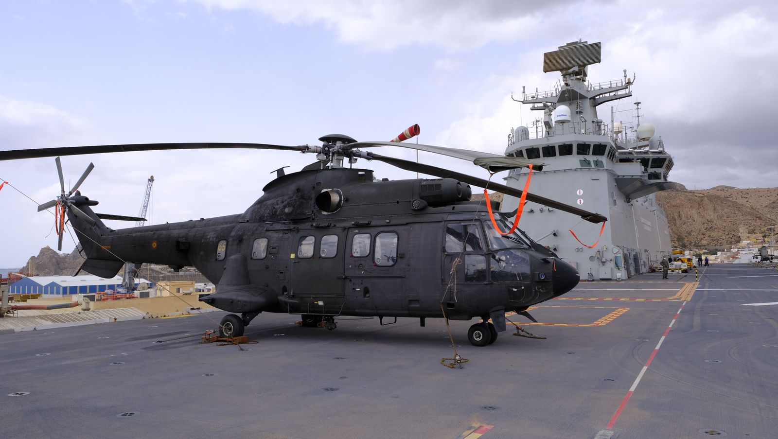 Fotogalería de la visita al portaaviones Juan Carlos I. Puerto de Almería.