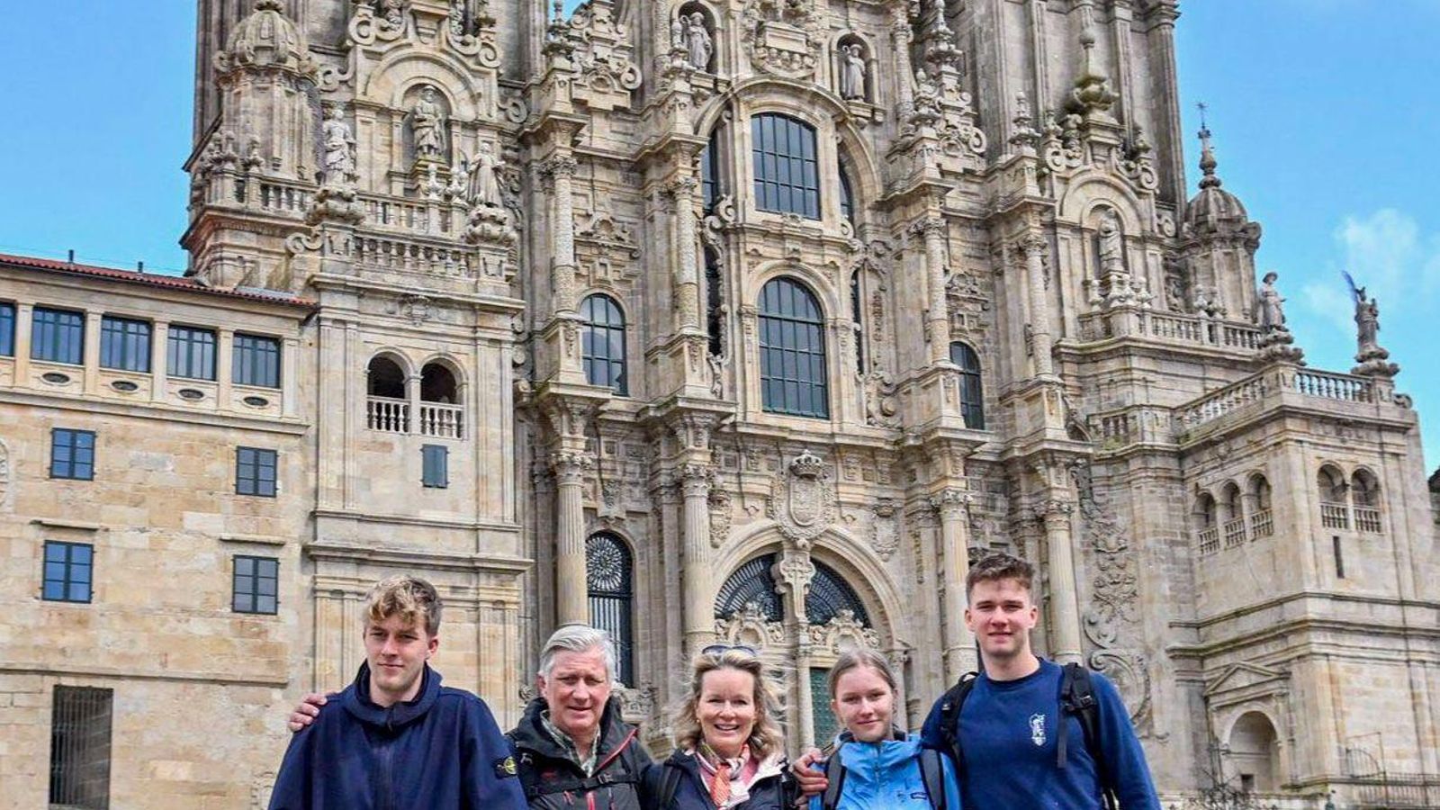 Los reyes de Bélgica y tres de sus hijos en la plaza del Obradoiro
