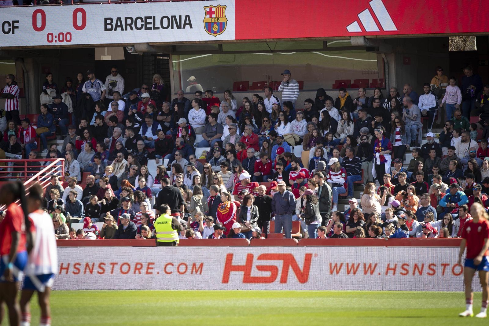 Encuéntrate en la grada de Los Cármenes en el Granada-Barça