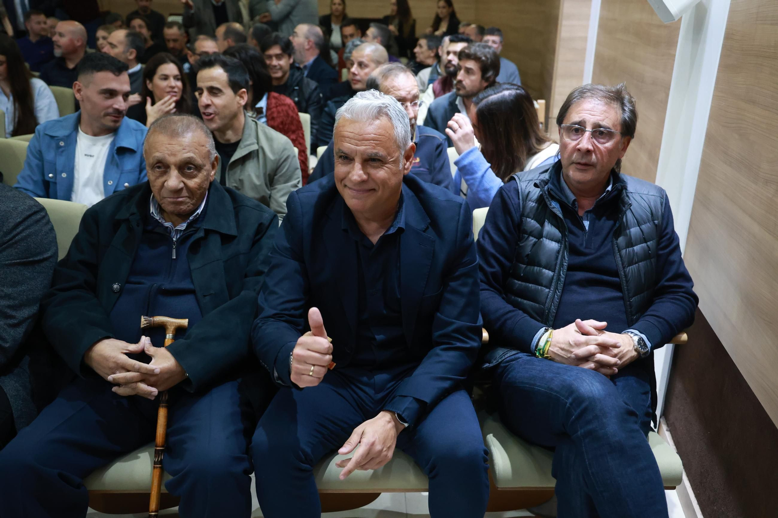 Basti: La presentación de su libro en La Rosaleda, en fotos