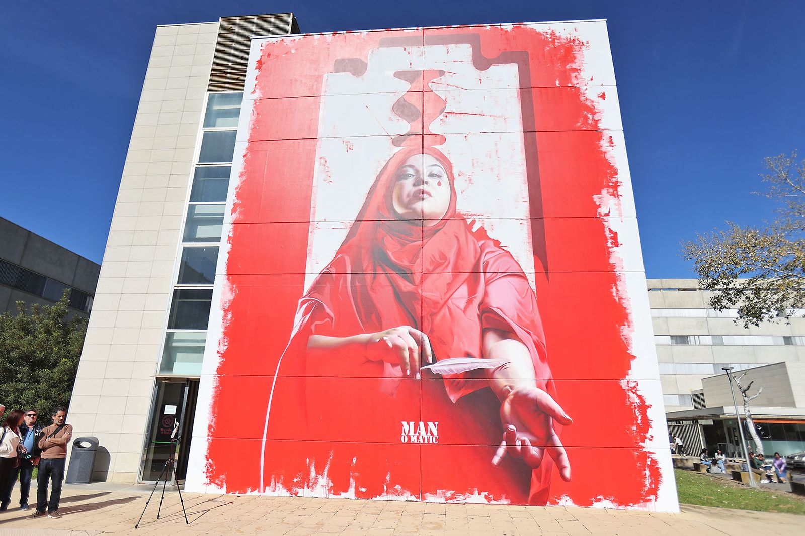 Imágenes del nuevo mural de Man O Matic en la Universidad de Huelva