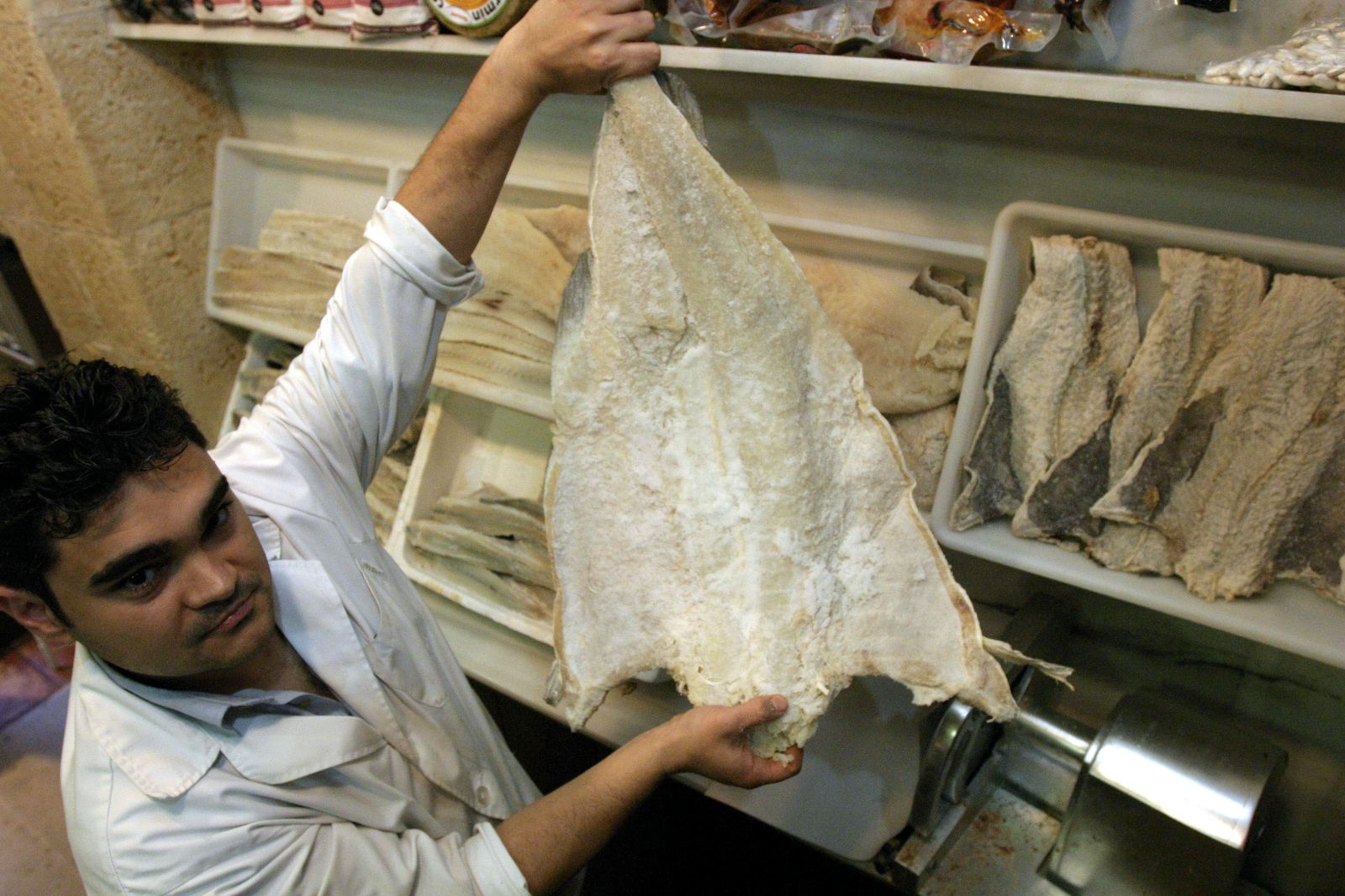 1. El bacalao, protagonista de numerosas recetas en los días de cuaresma y Semana Santa. 2. Las torrijas estarán en la sobremesa y en las meriendas de muchos lugares durante esta semana.