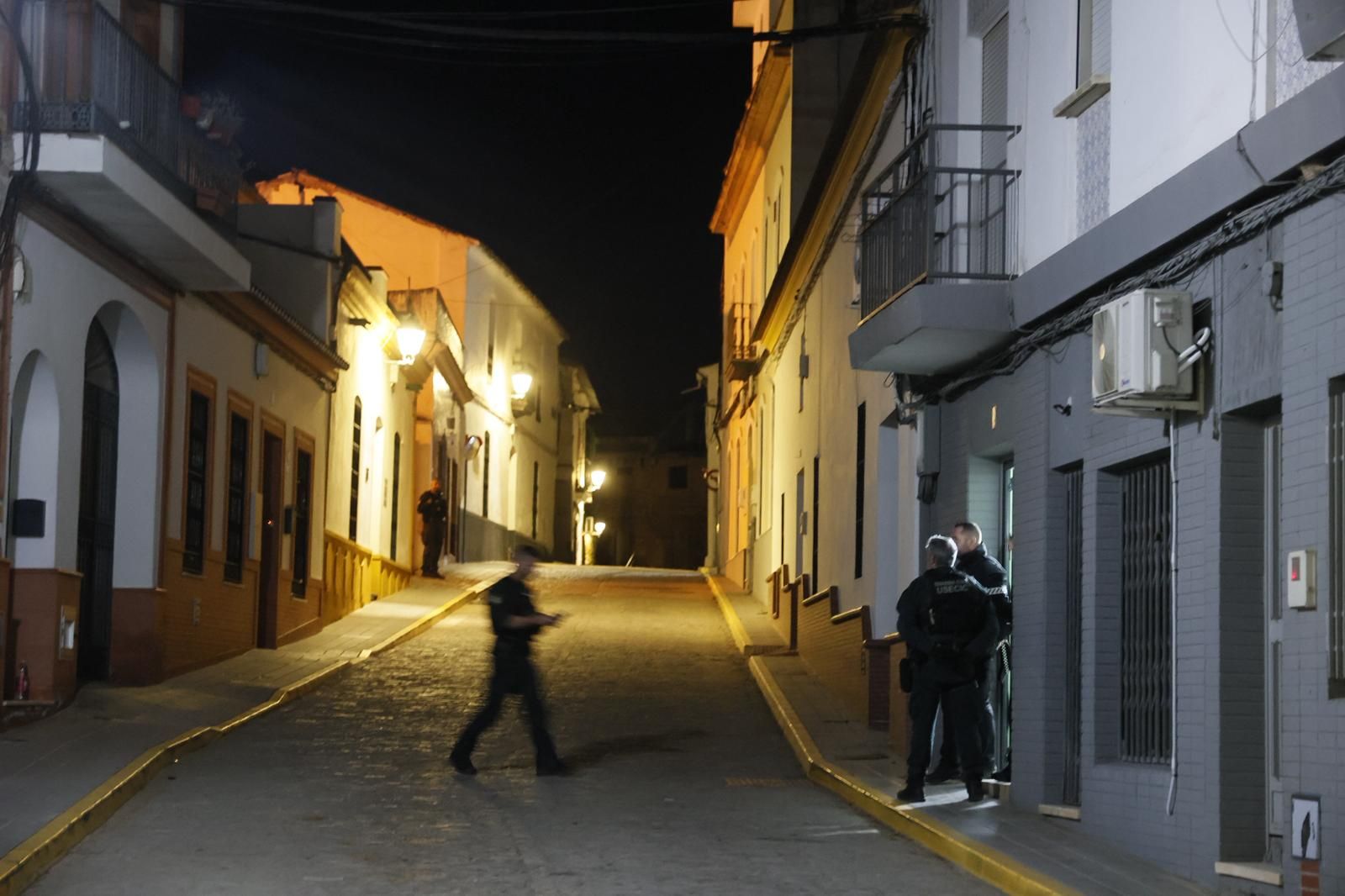 Varios agentes de la Guardia Civil en la calle de Aznalcóllar donde este lunes se ha atrincherado un ciudadado palestilo