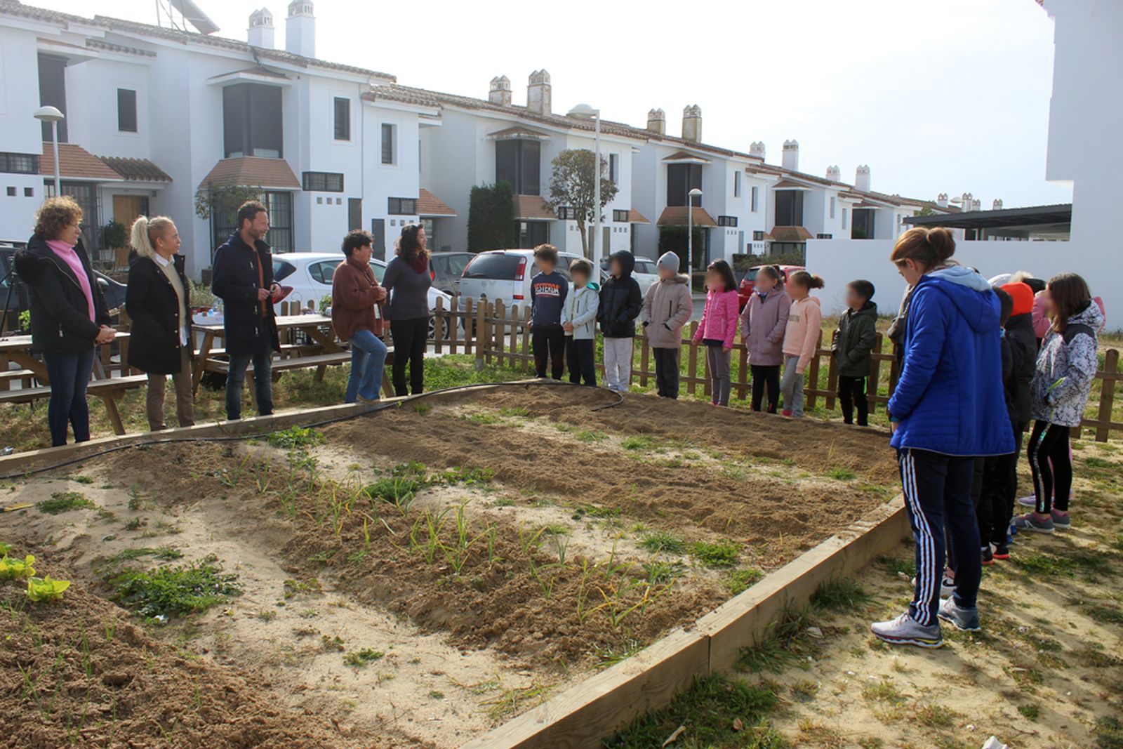 Los niños en el huerto social de El Rompido.