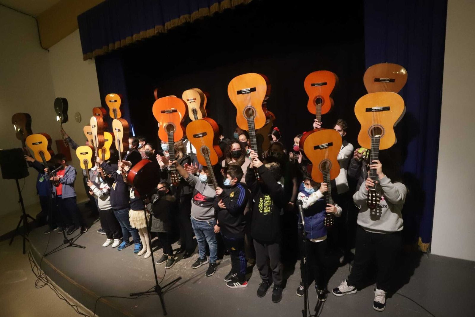 Los alumnos de la Sánchez Verdú, con las guitarras levantadas en homenaje a Paco de Lucía.