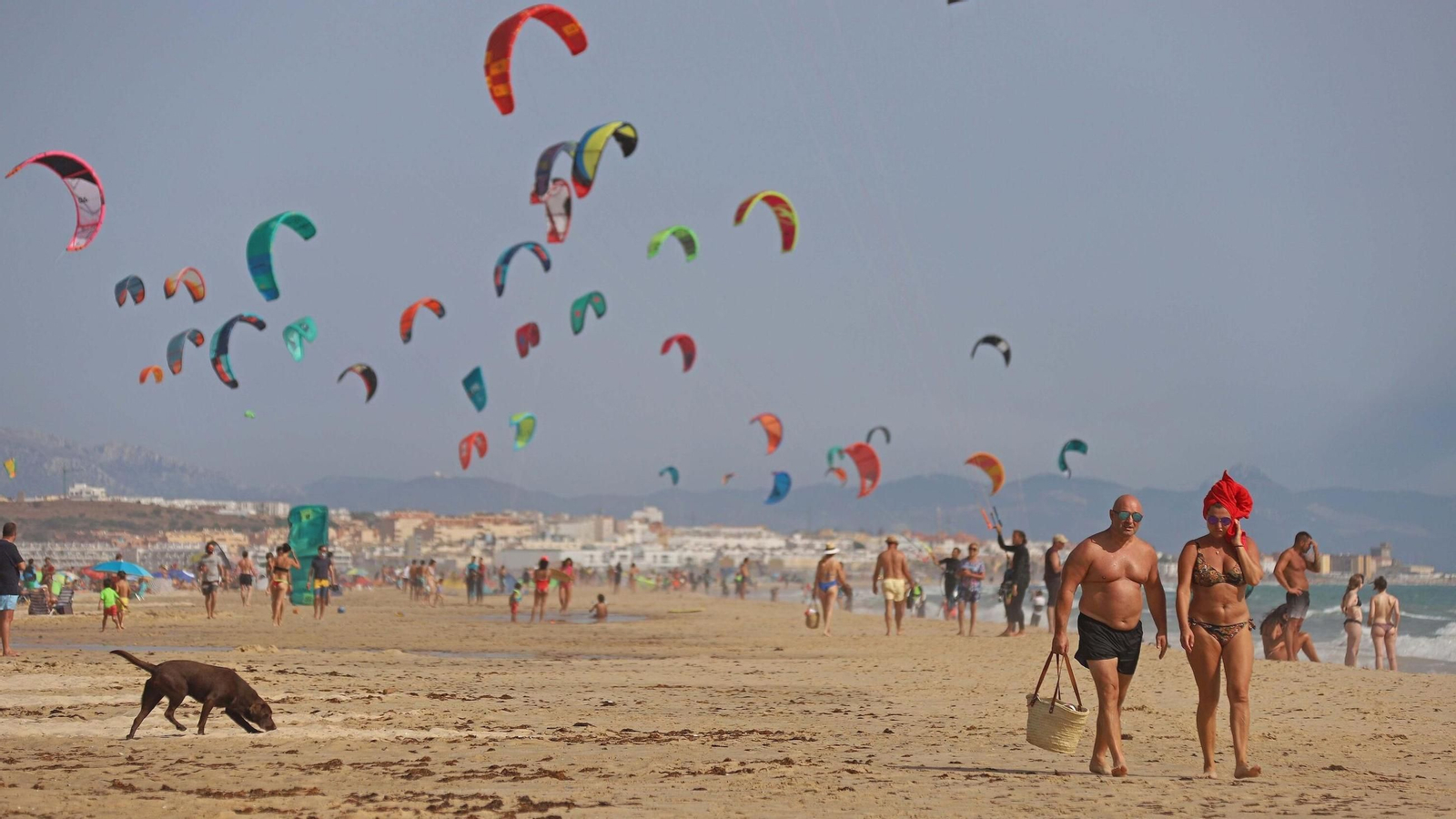 La playa de Los Lances, en Tarifa, llena de cometas de kitesurfistas.