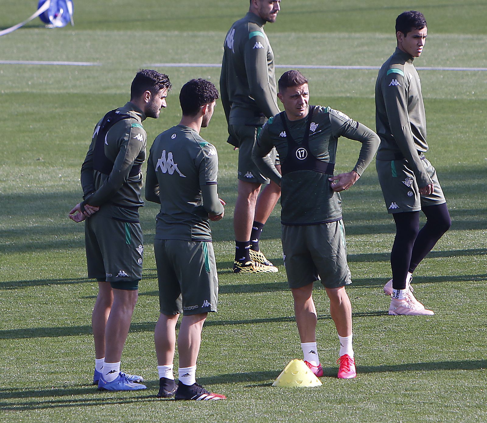 Joaquín dialoga con Barragán y Aleñá en el entrenamiento de ayer.