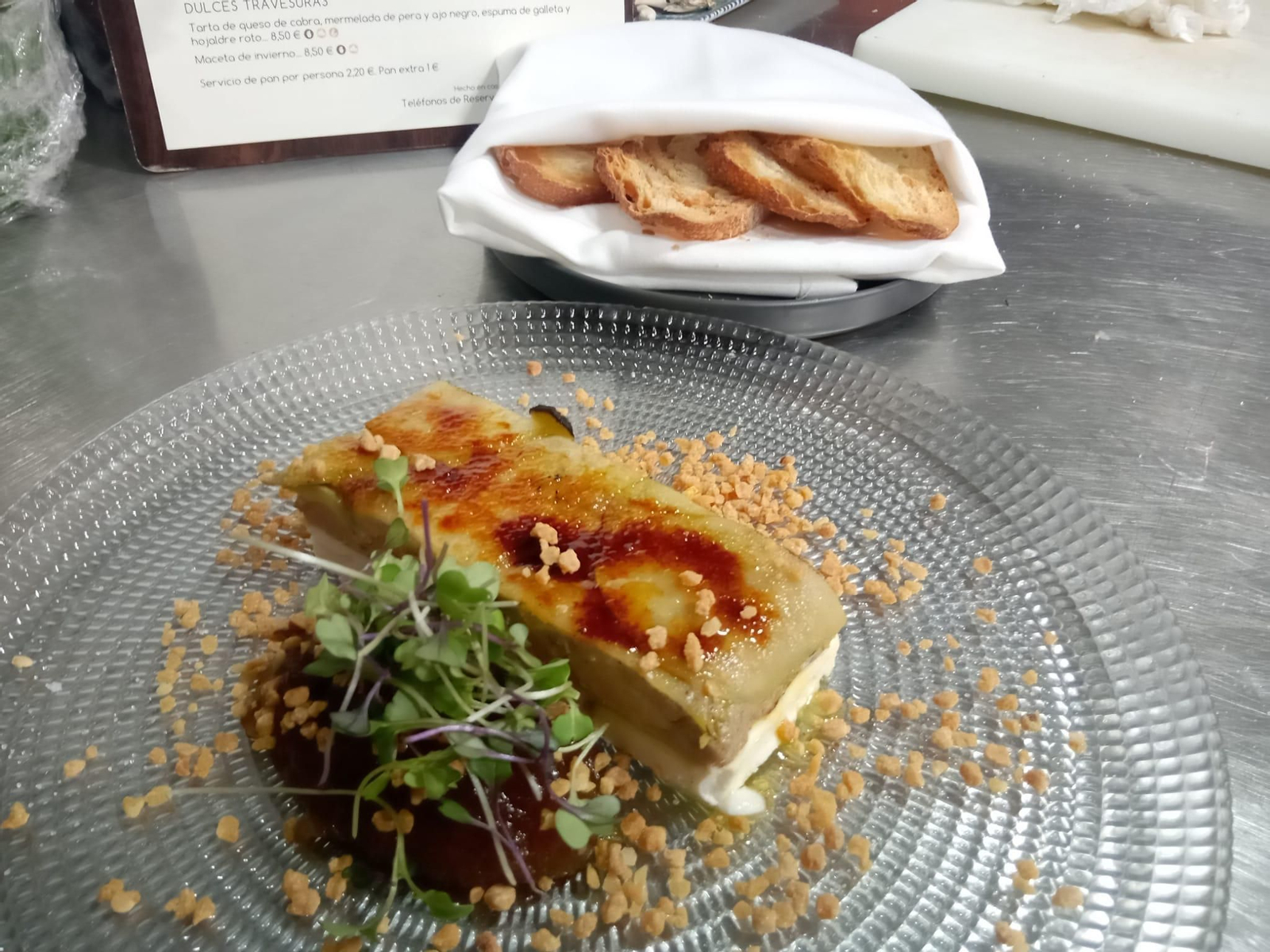 Milhojas de foie, queso de cabra, manzana caramelizada y crocante de almendras WhatsApp Image 2025-01-11 at 17.14.39 (2).jpeg