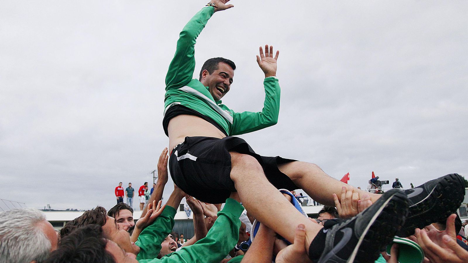 José Manuel Pérez Herrera, manteado por los futbolistas del Sanluqueño tras el ascenso en Cerceda.