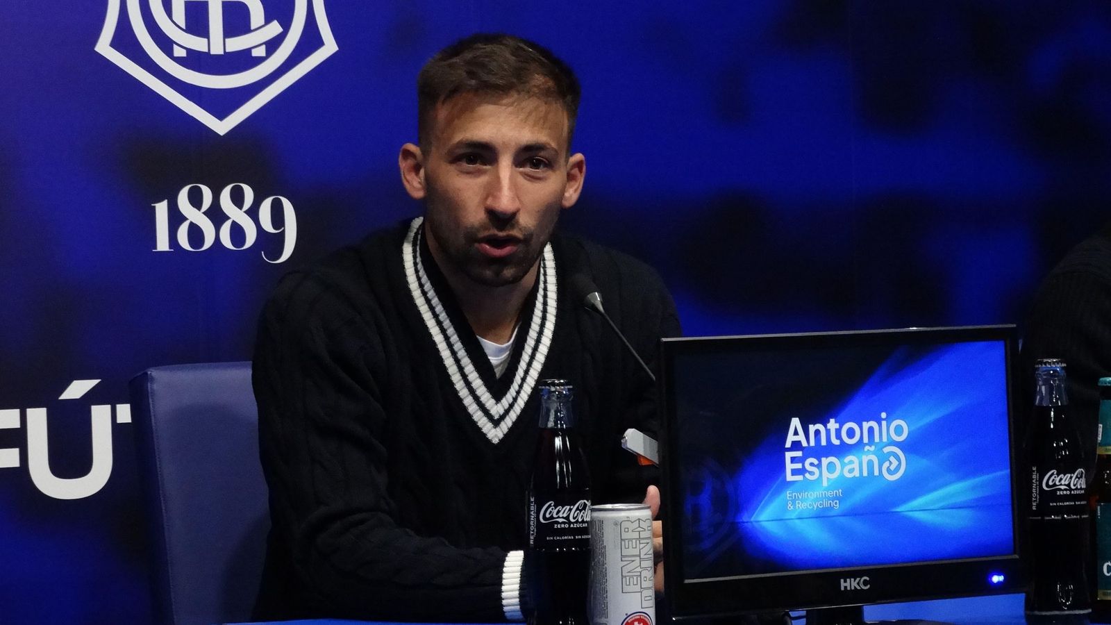 Aitor García comparece ante los medios de comunicación.