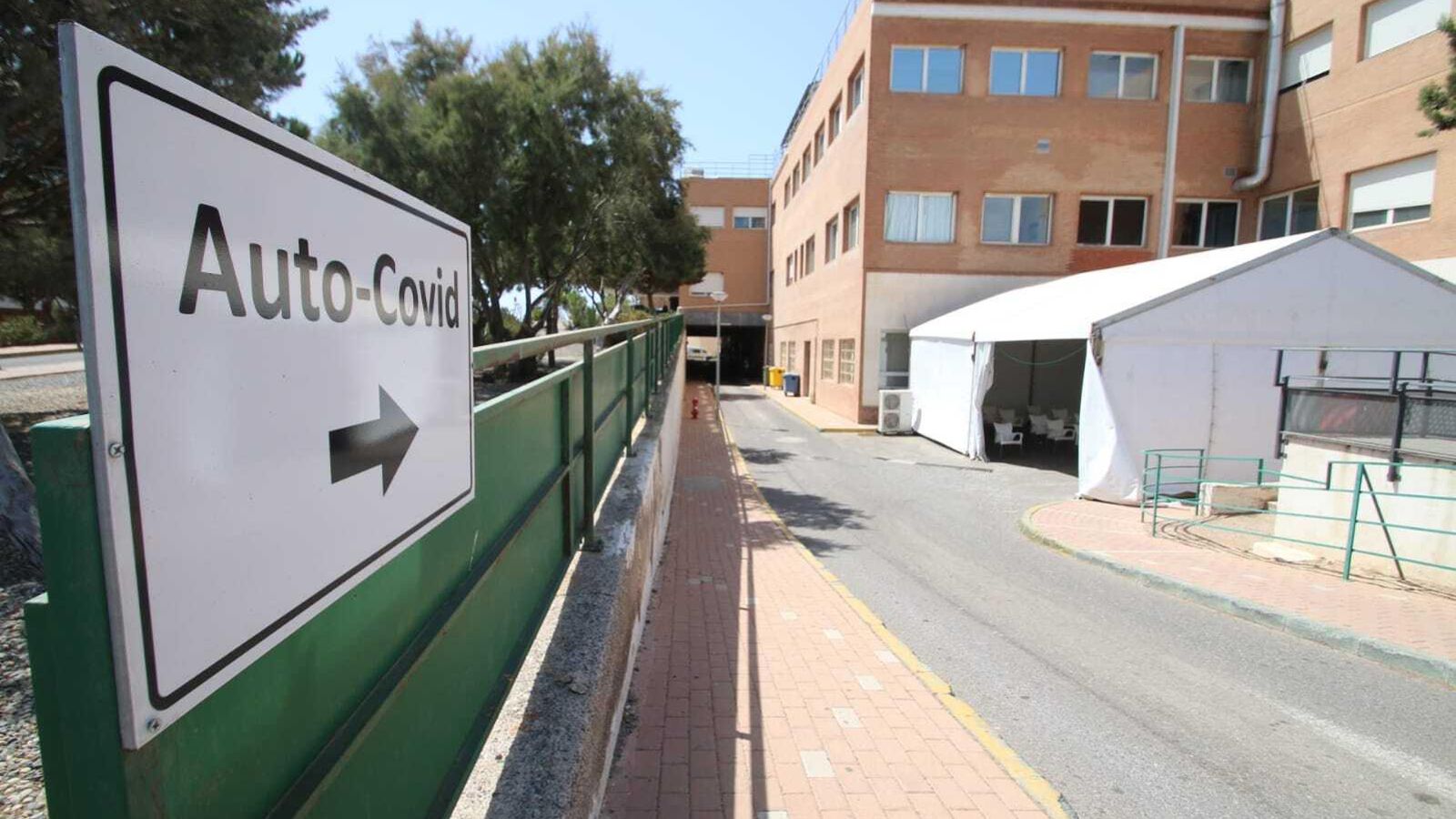 Punto de auto-covid ubicado en el aparcamiento del hospital de Poniente