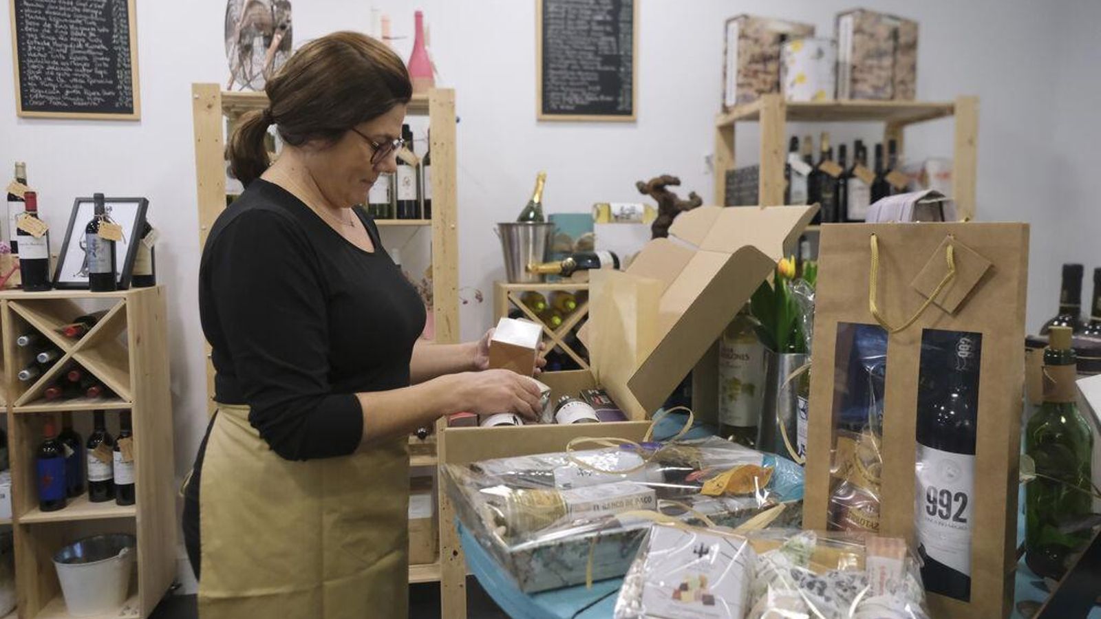 Pepa Luna es famosa en Córdoba por las cestas y bandejas que prepara para sus clientes