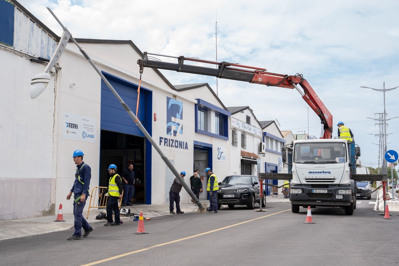 Trabajos para colocar las farolas en la mediana de la calle Ferrocarril, en una imagen de archivo.