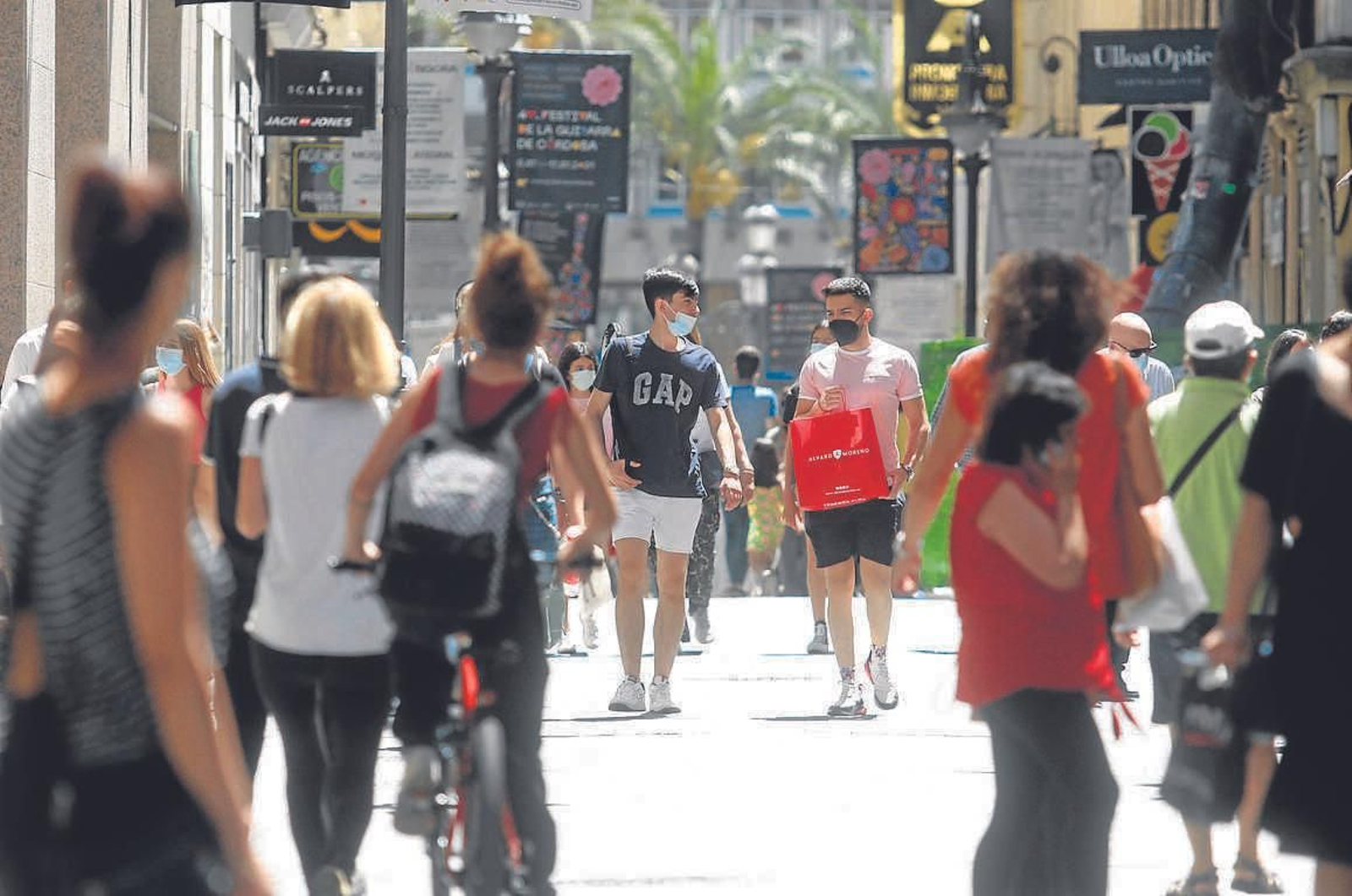 Personas pasean por el centro de Córdoba.