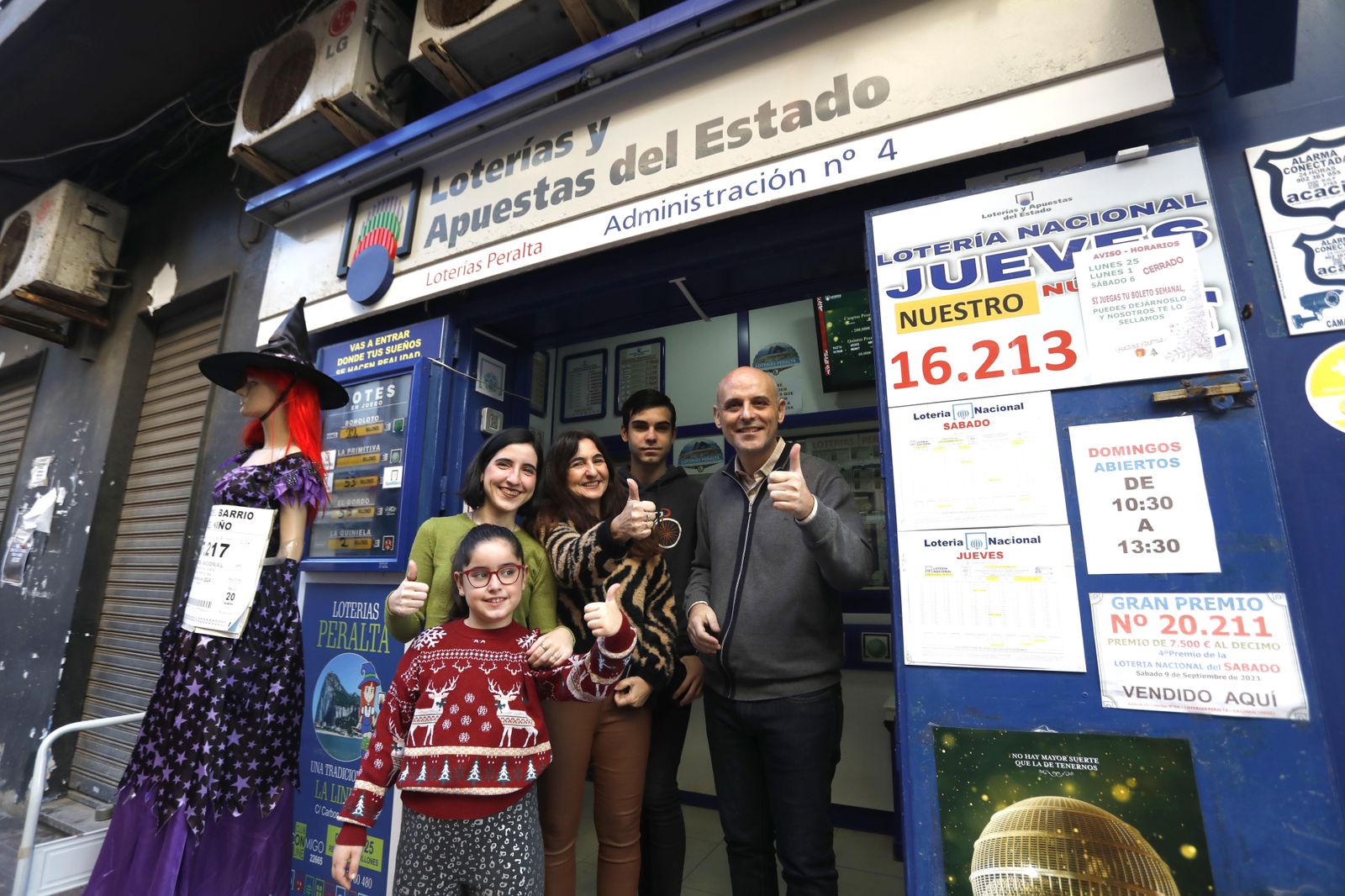 Las fotos de la alegría de los quintos premios en La Línea de la Concepción