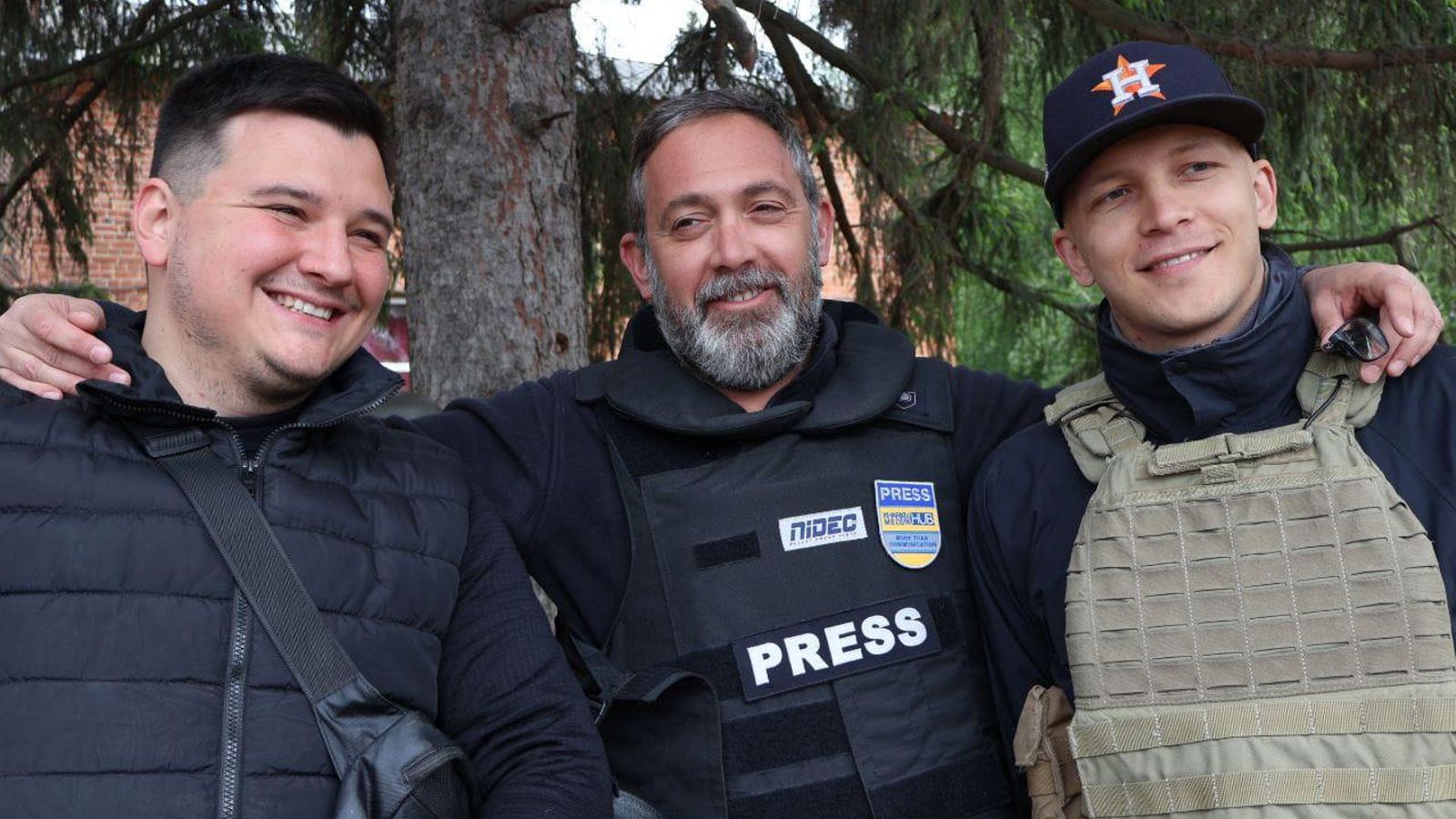 Cristian Segura junto a miembros de su equipo profesional en Ucrania.