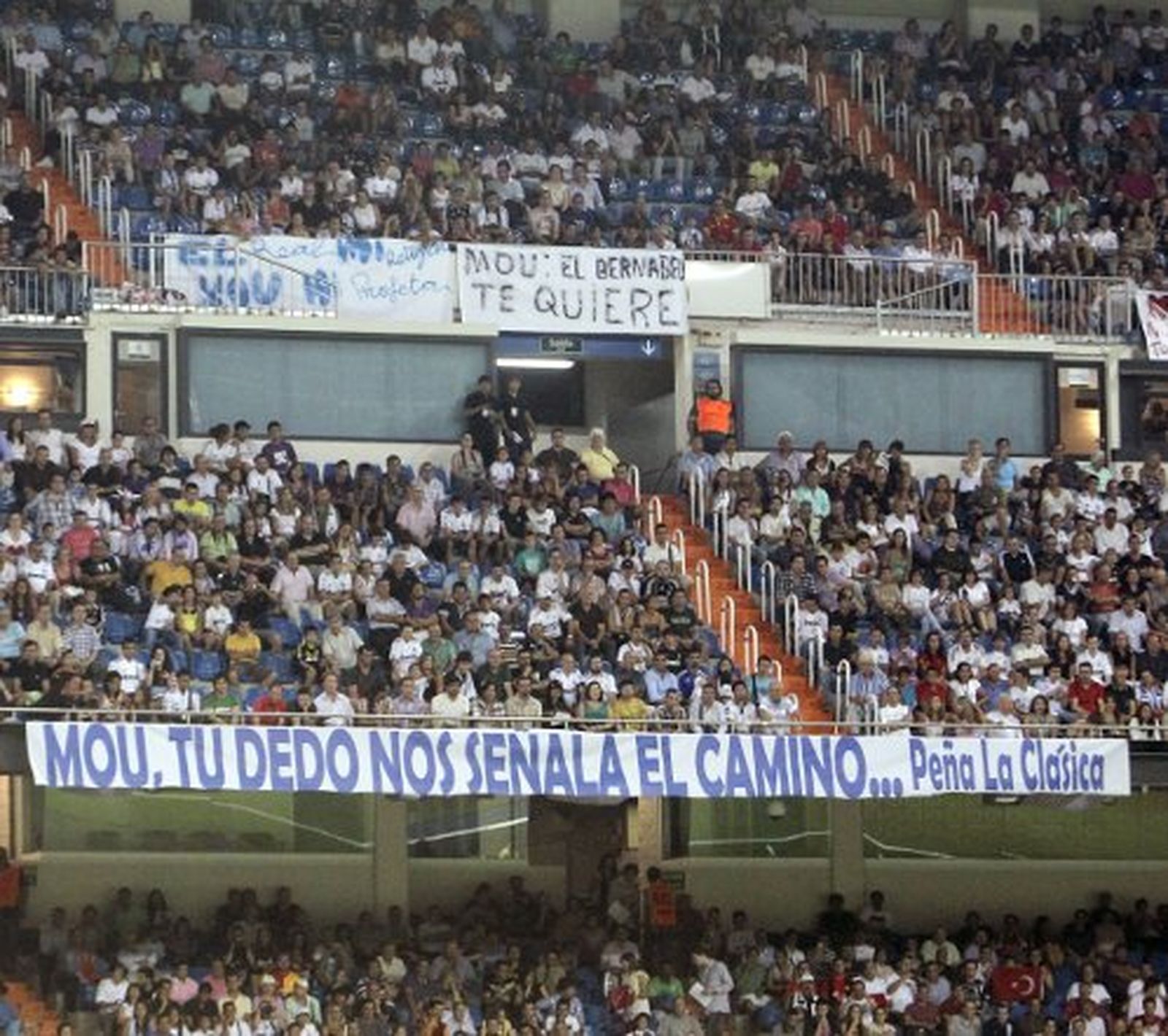 "Mou, tu dedo nos señala el camino"