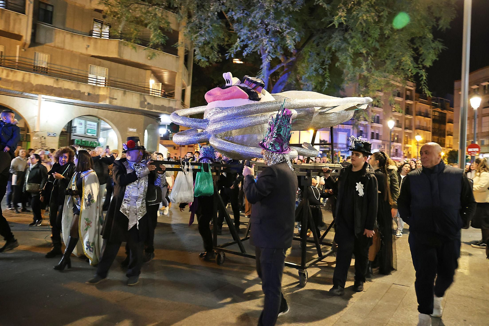 Imágenes del entierro del choco por las calles de Huelva