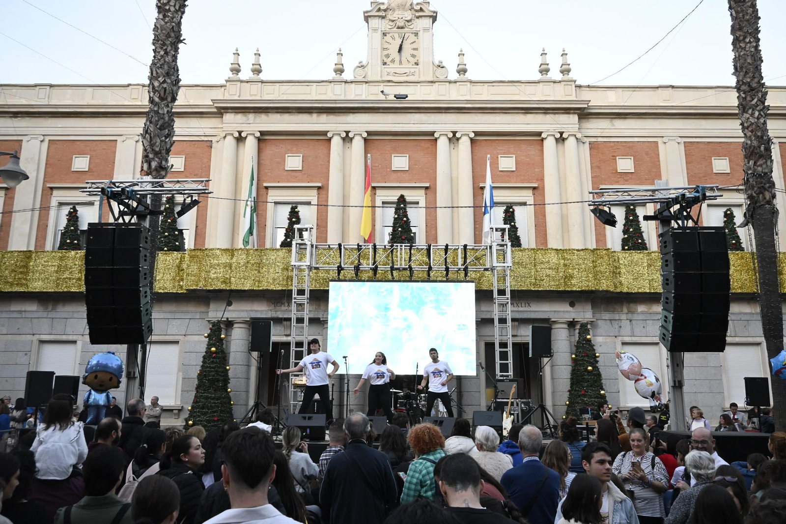 Imágenes de la nevada y alumbrado navideño en Huelva
