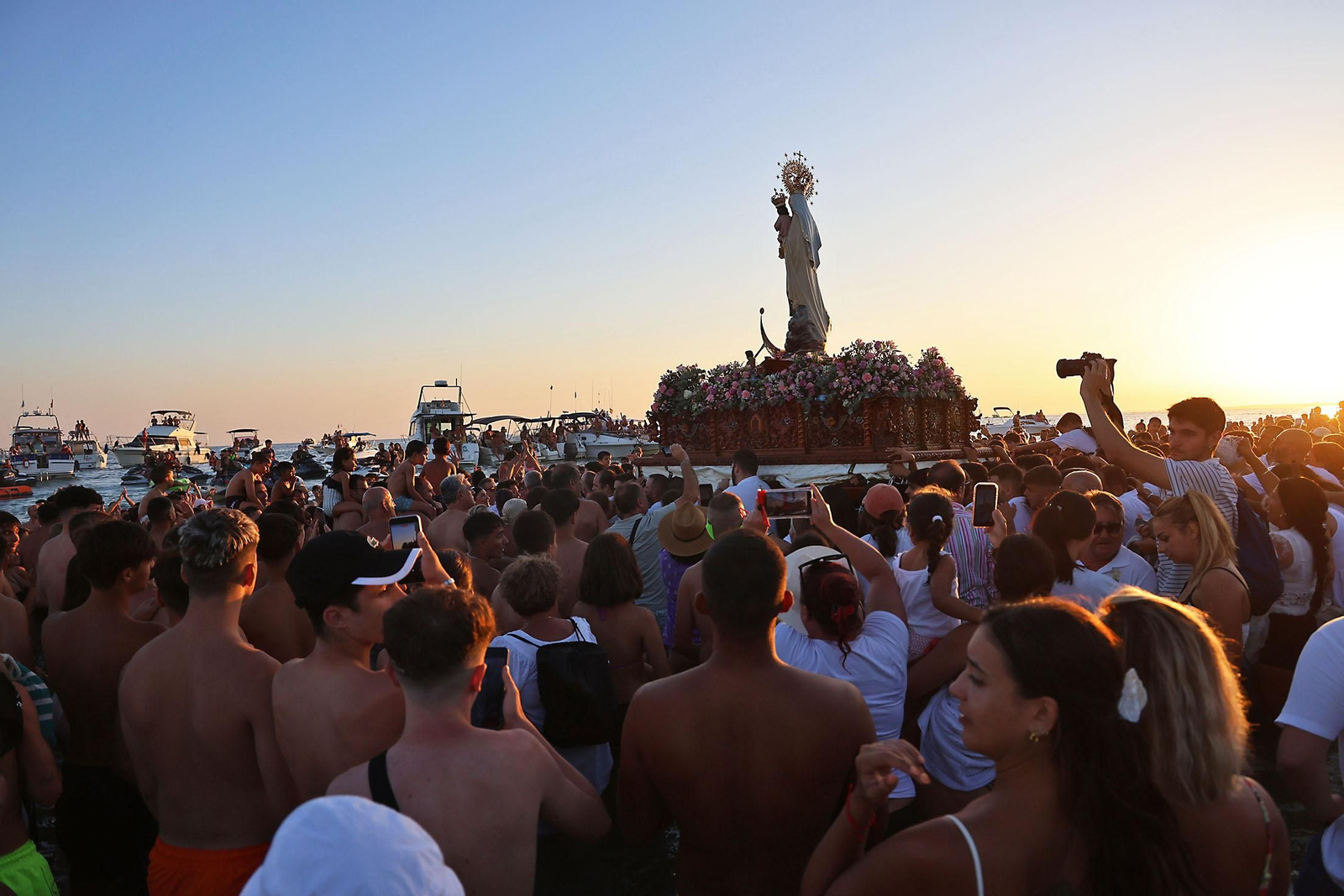 Imágenes de la Virgen del Carmen procesionando en Punta Umbría
