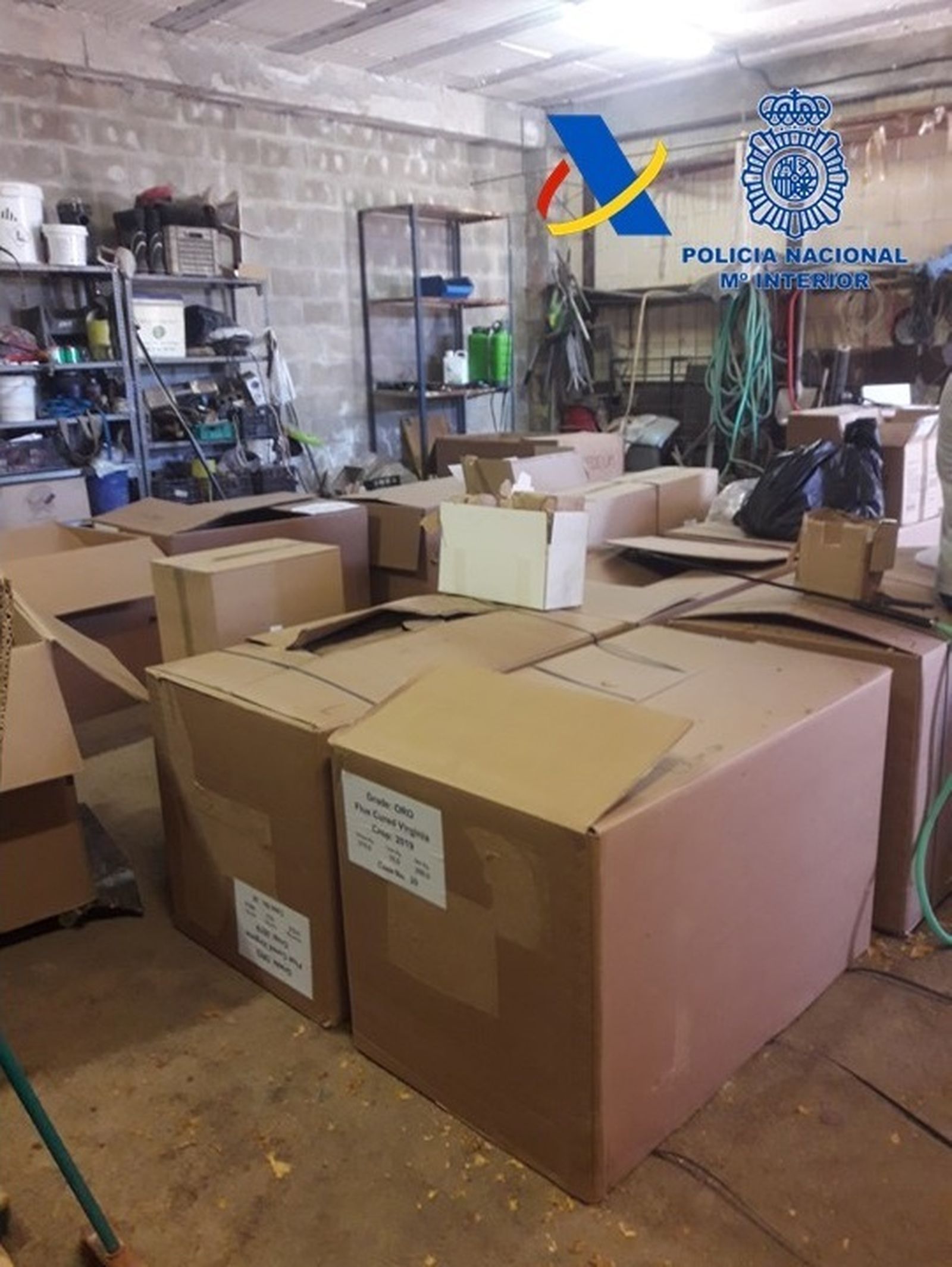 Cajas de tabaco en la fábrica desmantelada.