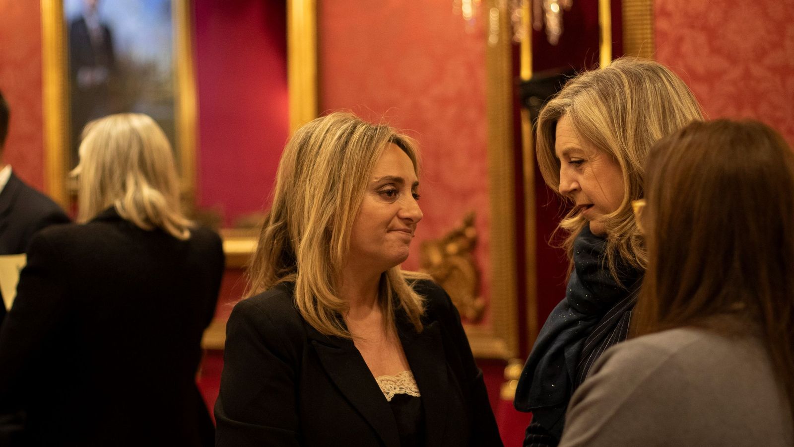 La alcaldesa con las dos concejalas de Vox.