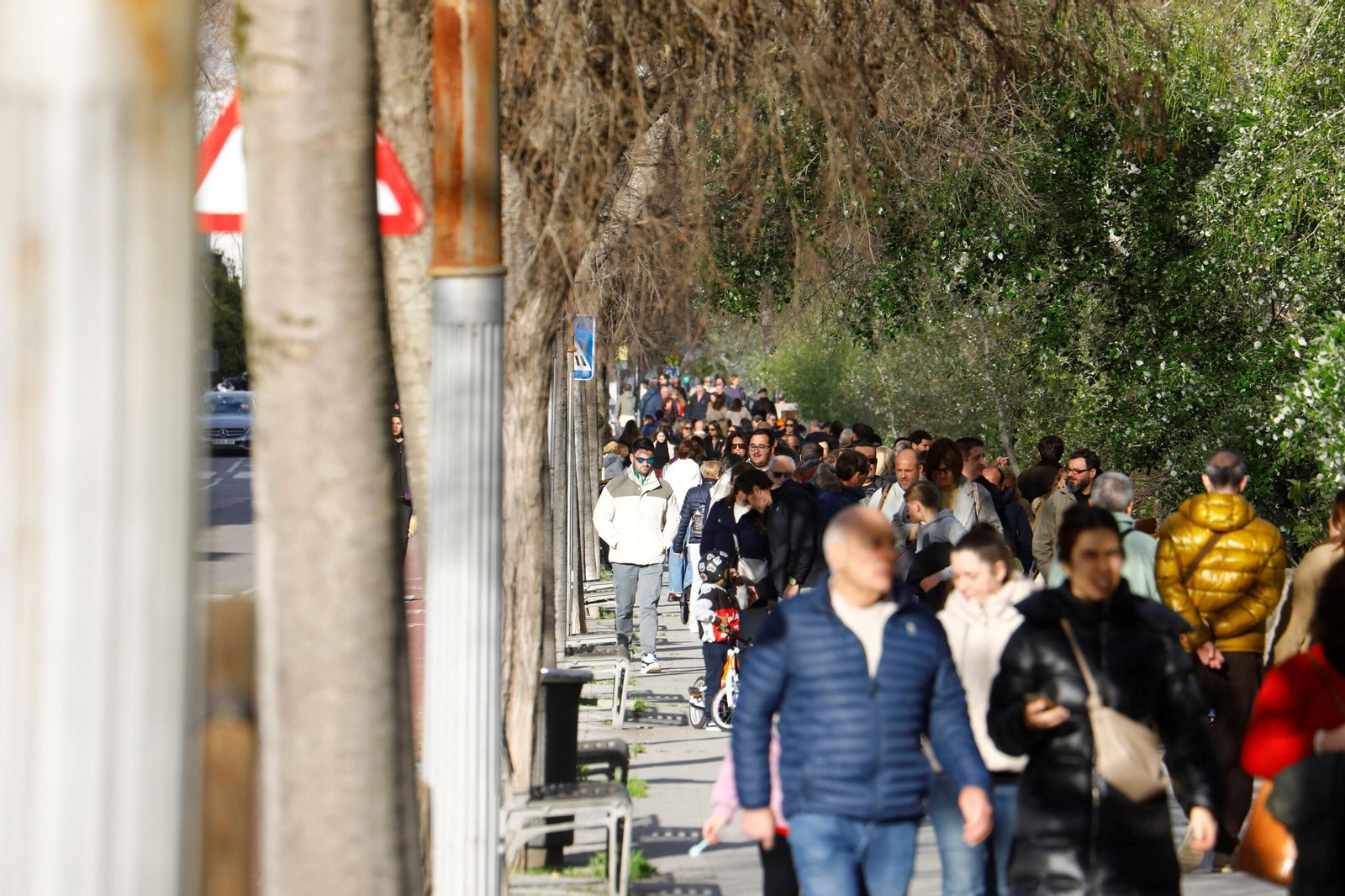 Los cordobeses se echan a la calle en un sábado soleado y sin lluvia, en imágenes
