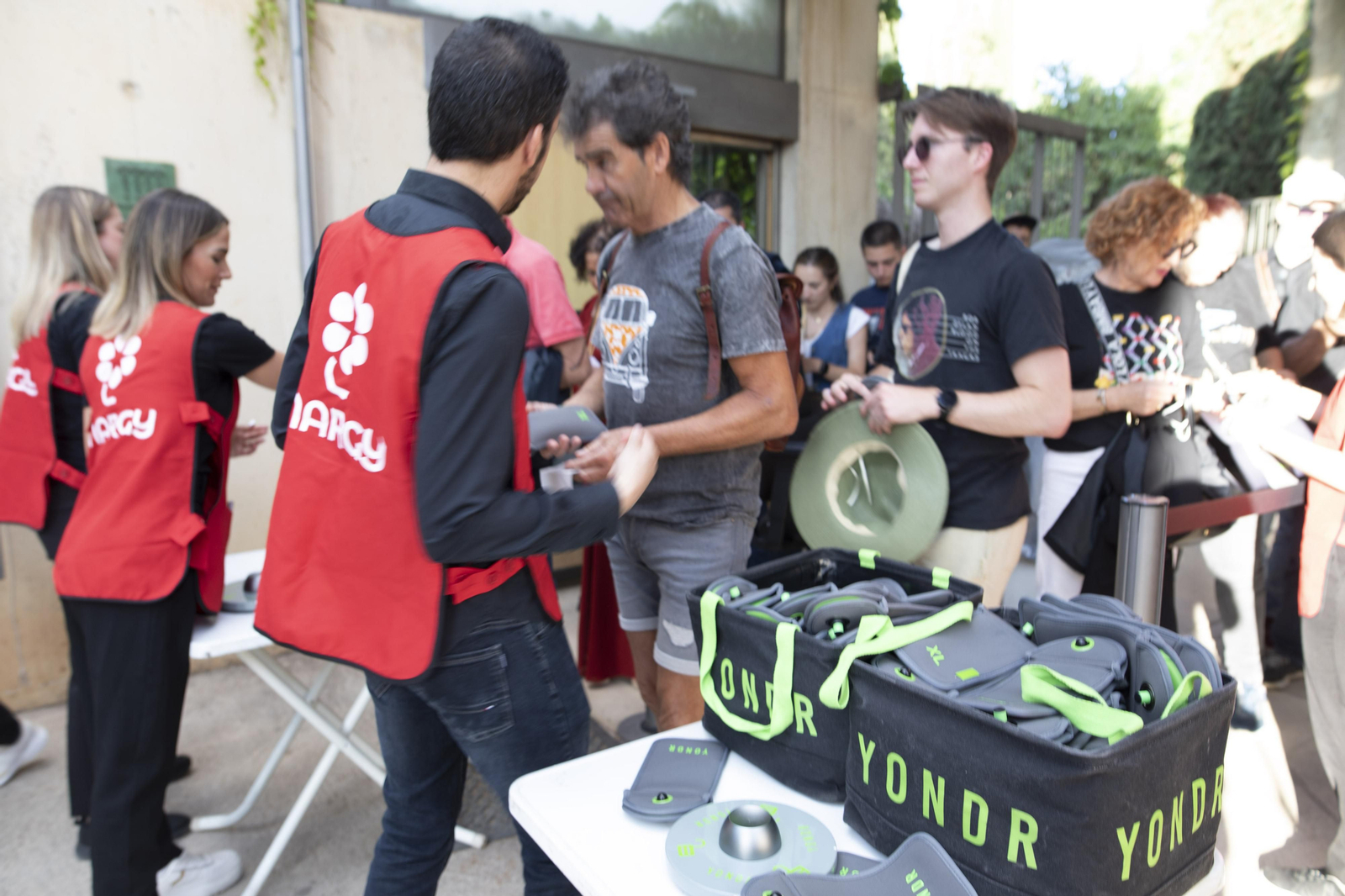 Ambiente festivo antes del concierto de Bob Dylan en Granada, en imágenes