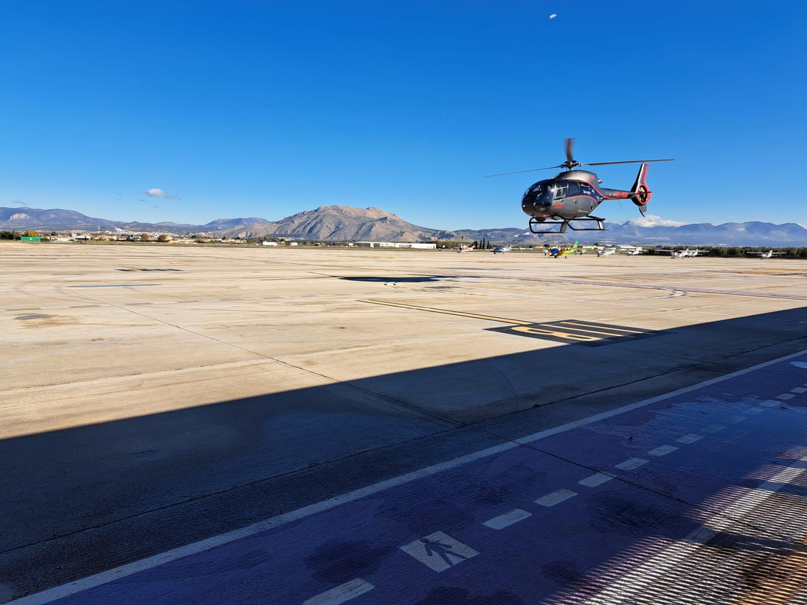 Aterrizaje de un helicóptero en Granada, en una prueba del proyecto de aerotaxi 'ÓperA'.