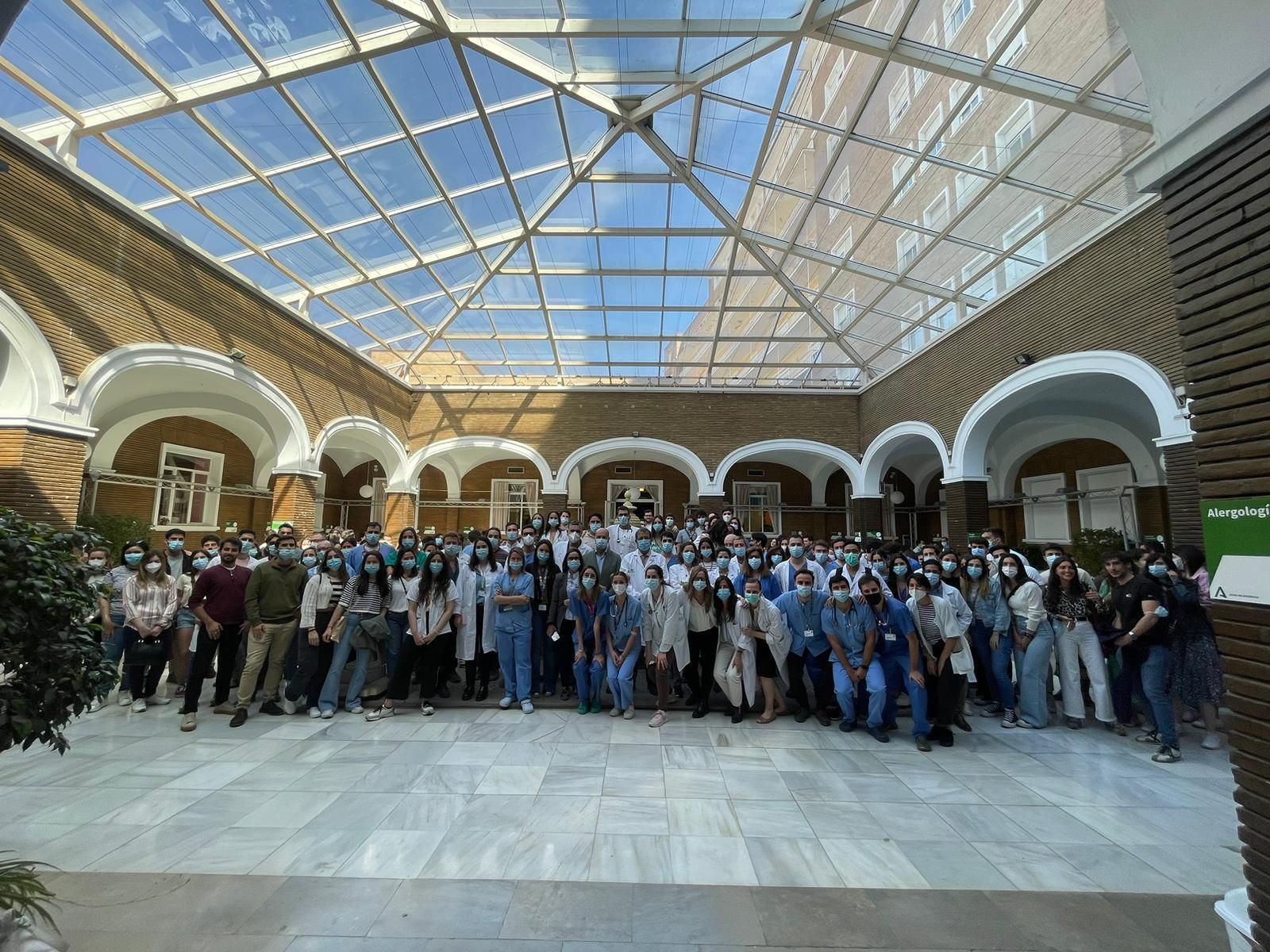 Foto de familia durante la celebración de la jornada puertas abiertas para residentes.
