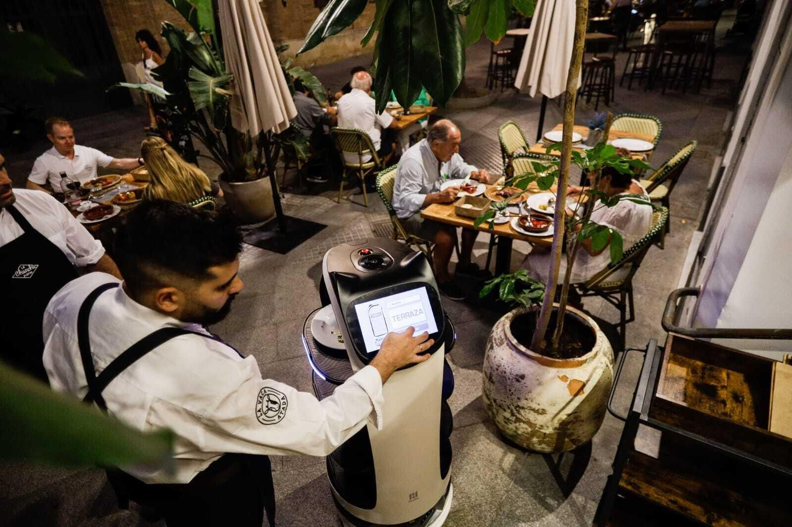 Así es el primer camarero robot de Cádiz