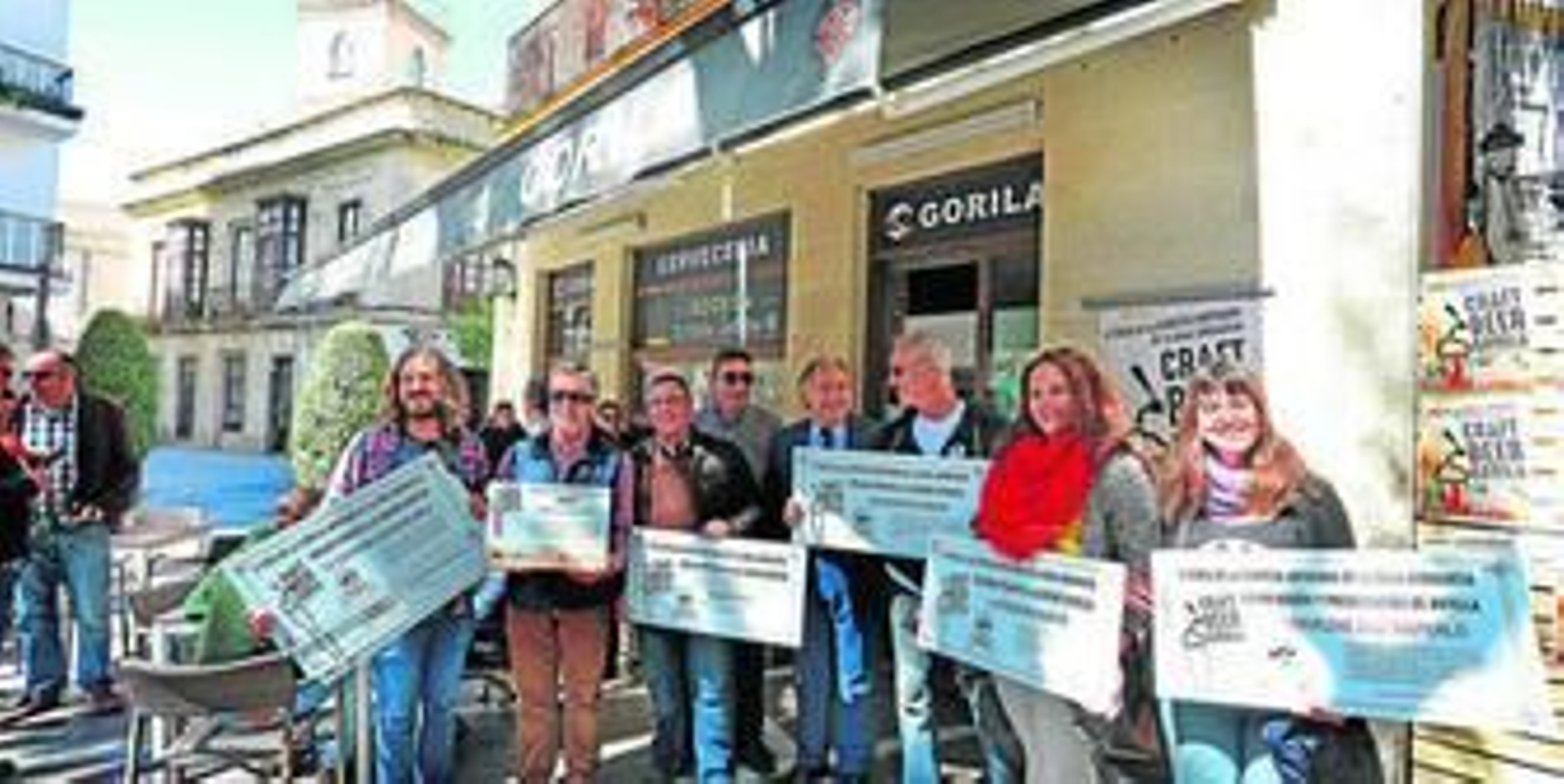 El propietario del Gorila y el delegado de Cultura, ayer con los productores galardonados en la II Feria de la Cerveza Artesana de la Baja Andalucía.