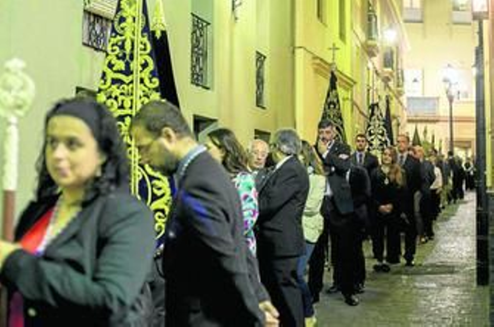 Las hermandades se dirigieron anoche en un rosario público a Santo Domingo para felicitar a la Patrona en el inicio de su festividad.