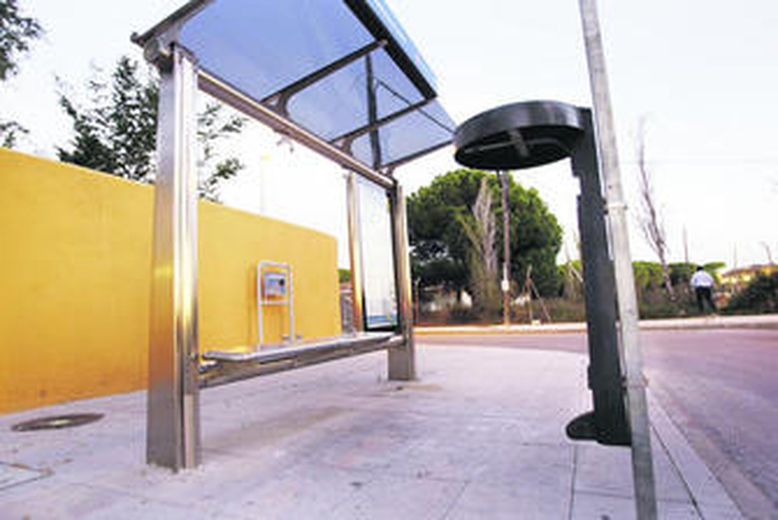 Una marquesina de bus en Valdelagrana, víctima de actos vandálicos.