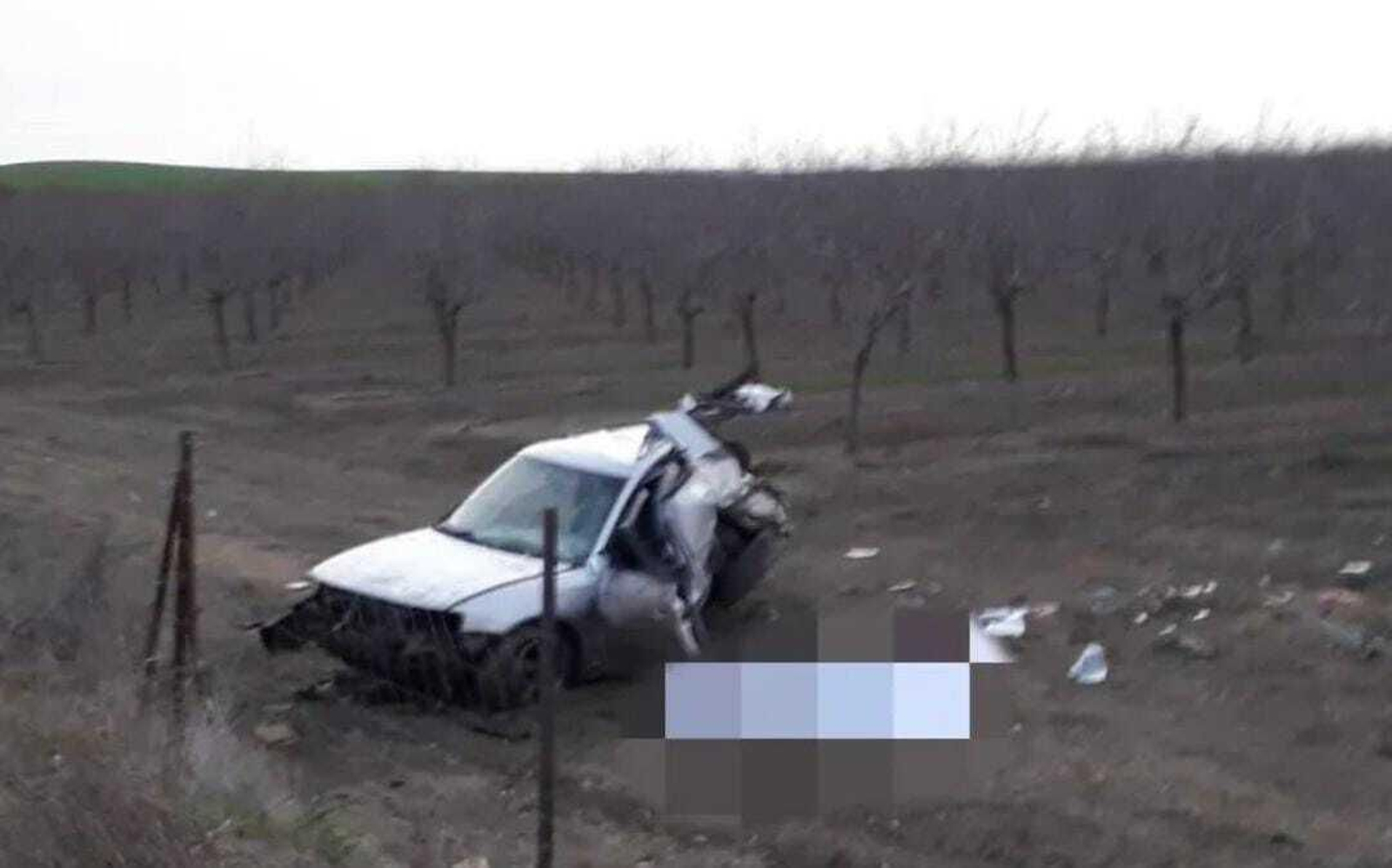 El vehículo accidentado, completamente destrozado tras salirse de la vía.
