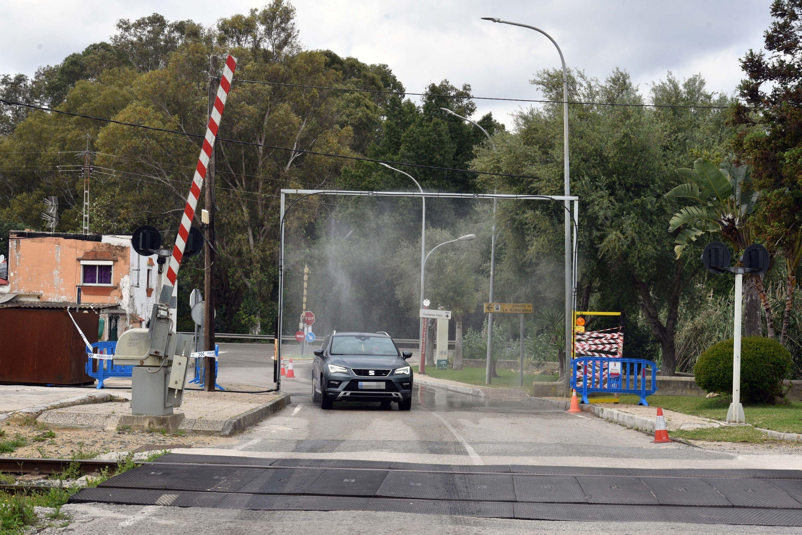 Un vehículo pasa bajo el arco desinfectante en Castellar, este miércoles.