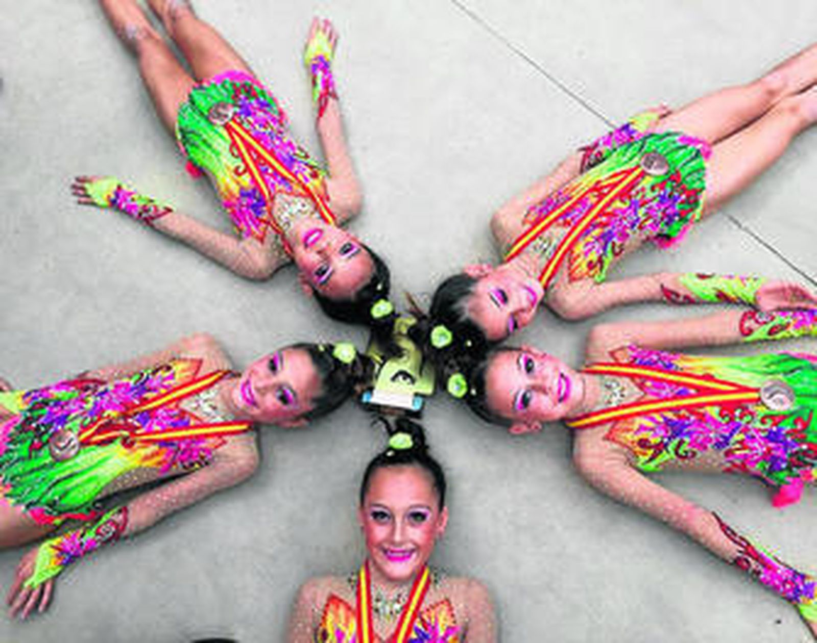 Las cinco benjamines del San Fernando forman una estrella con las medallas y el trofeo conquistados.