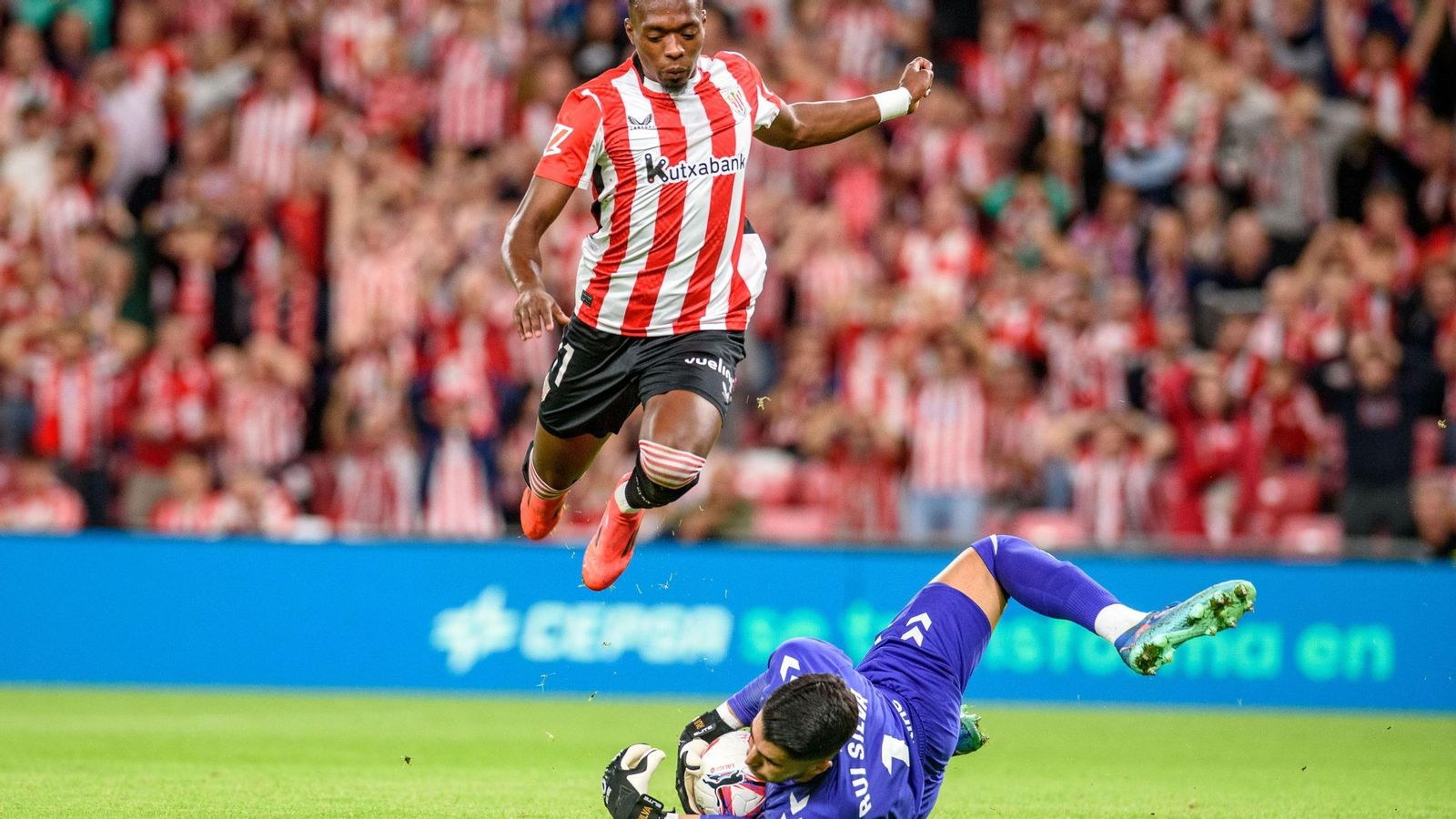 Rui Silva atrapa la pelota en su salida ante Djaló.