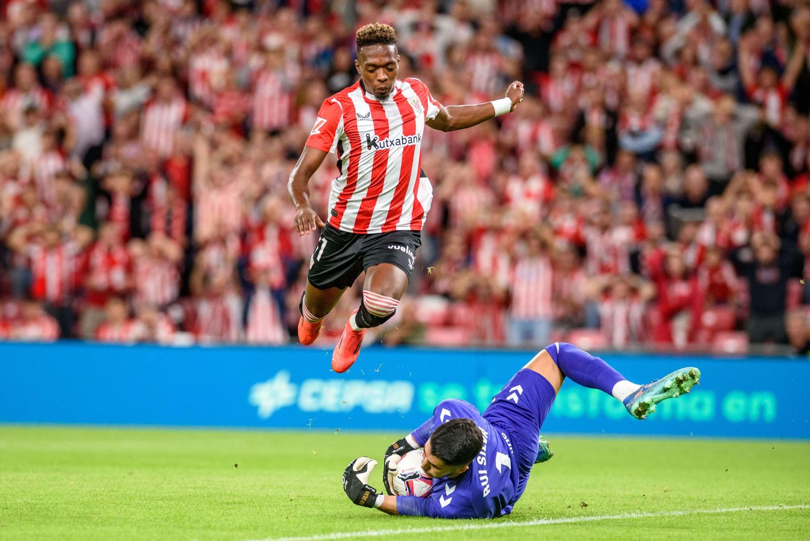 Rui Silva atrapa la pelota en su salida ante Djaló.