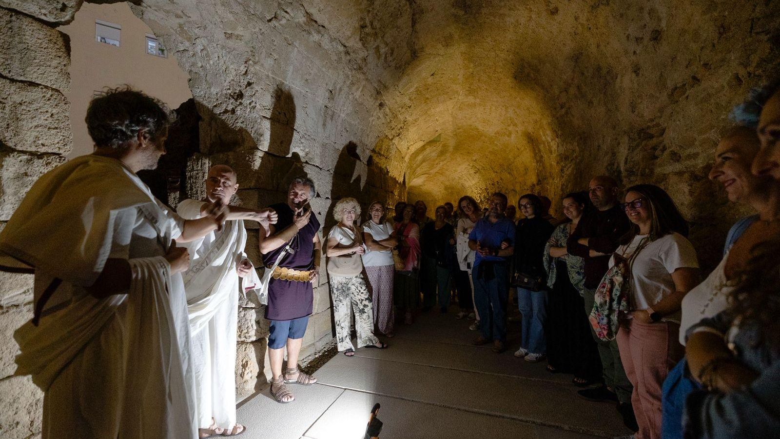 Visita teatralizada realizada por Animarte en el interior del Teatro Romano de Cádiz.