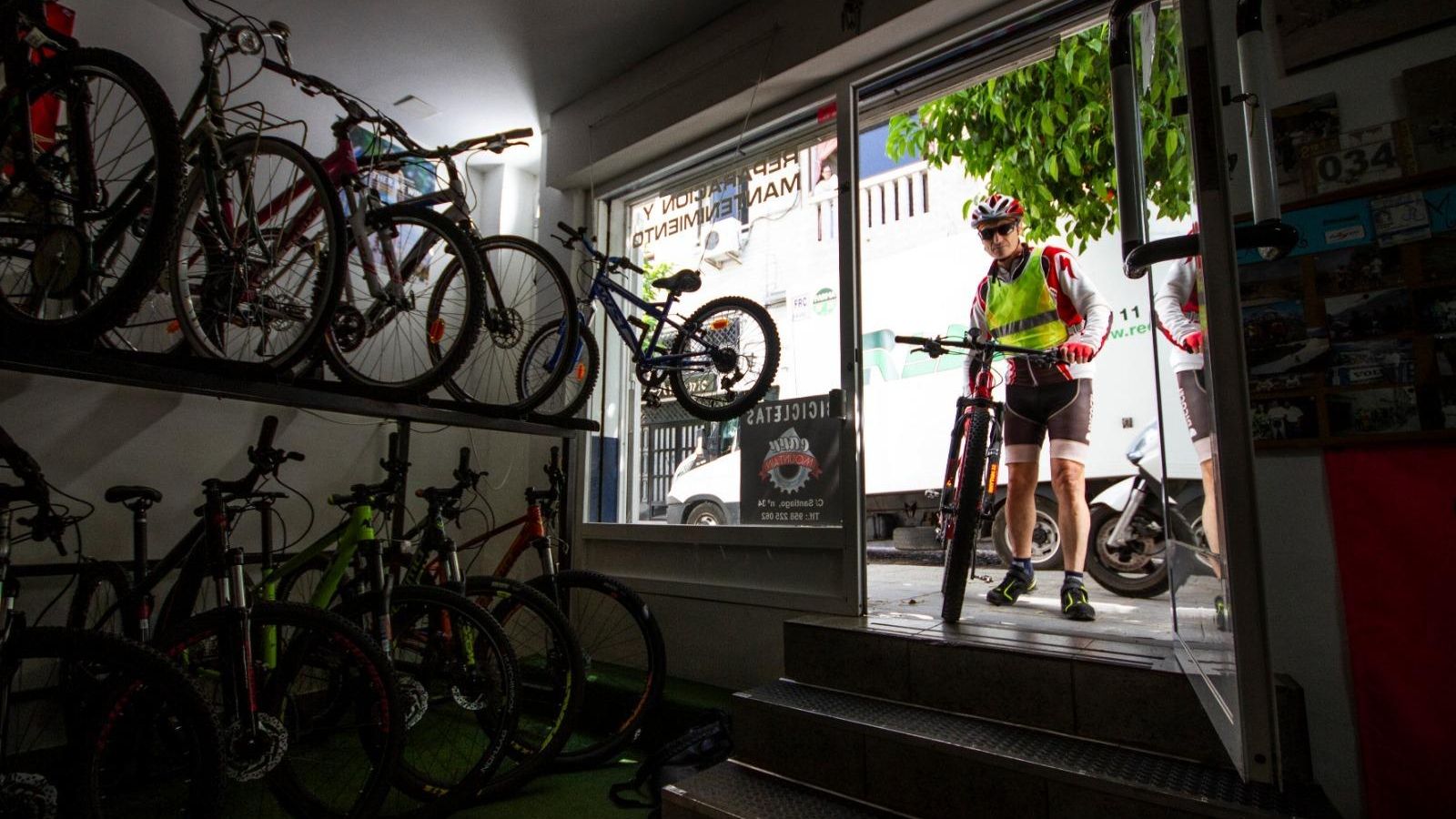 Un cliente entra en el taller de Luis Carrasco