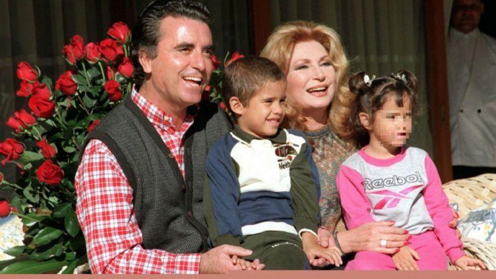 Jurado y Ortega Cano con sus dos hijos en común: Gloria Camila y José Fernando. Jurado y Ortega Cano con sus dos hijos en común: Gloria Camila y José Fernando.