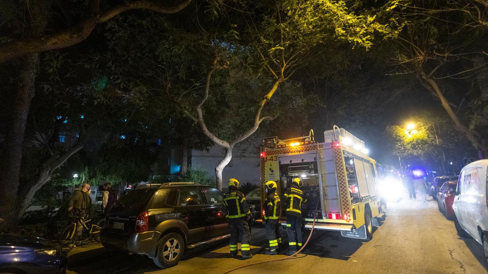 Los bomberos, en la calle donde se produjo el incendio.