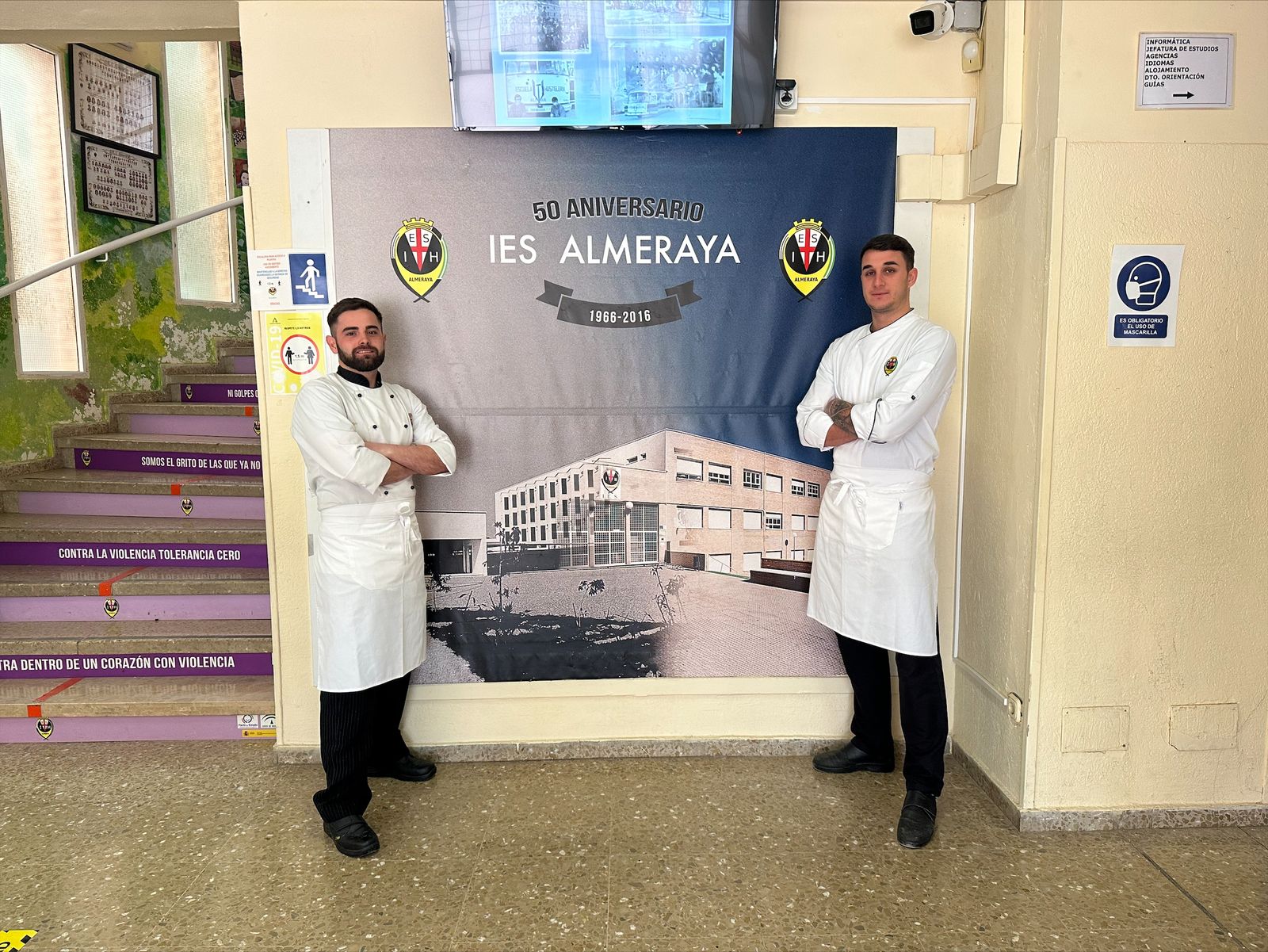 Juan José Grande y Francisco Ramón Gómez ante el rótulo de CPIFP Almeraya