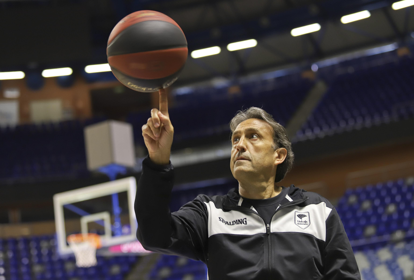 Luis Casimiro posa con un balón para 'Málaga Hoy'.