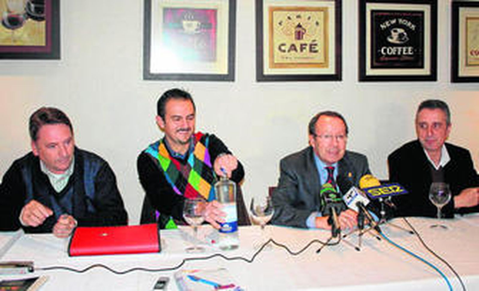 Rueda de prensa que ofreció ayer José Luis Bergillos para anunciar que volverá a ser candidato a la Alcaldía de la ciudad lucentina.