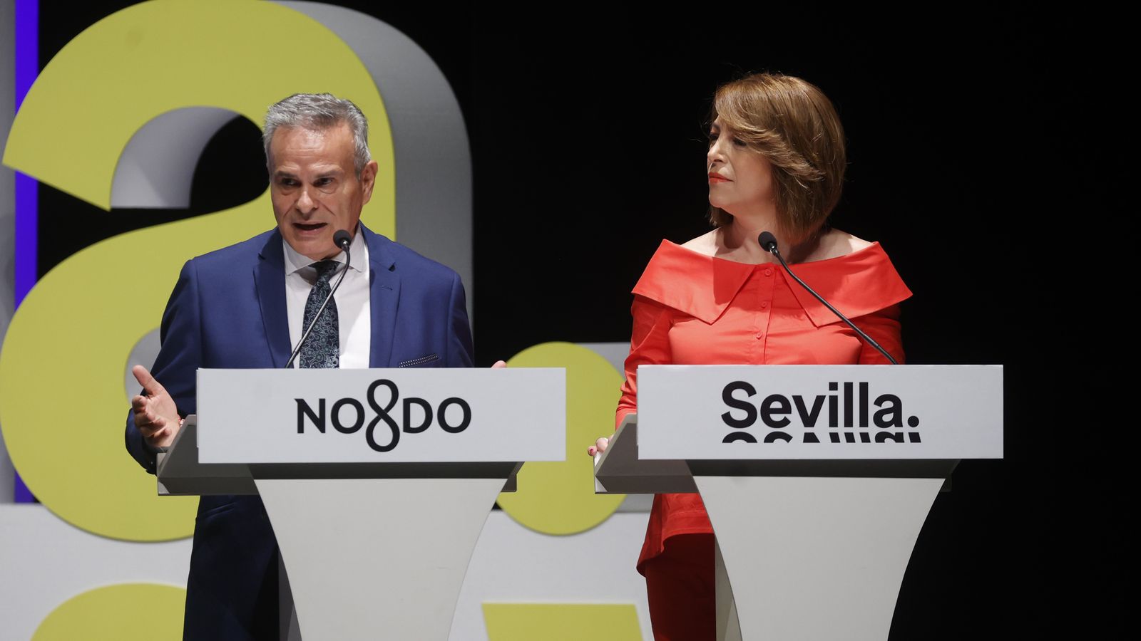Los presentadores de la gala, Cristóbal Cervantes y Mabel Mata.