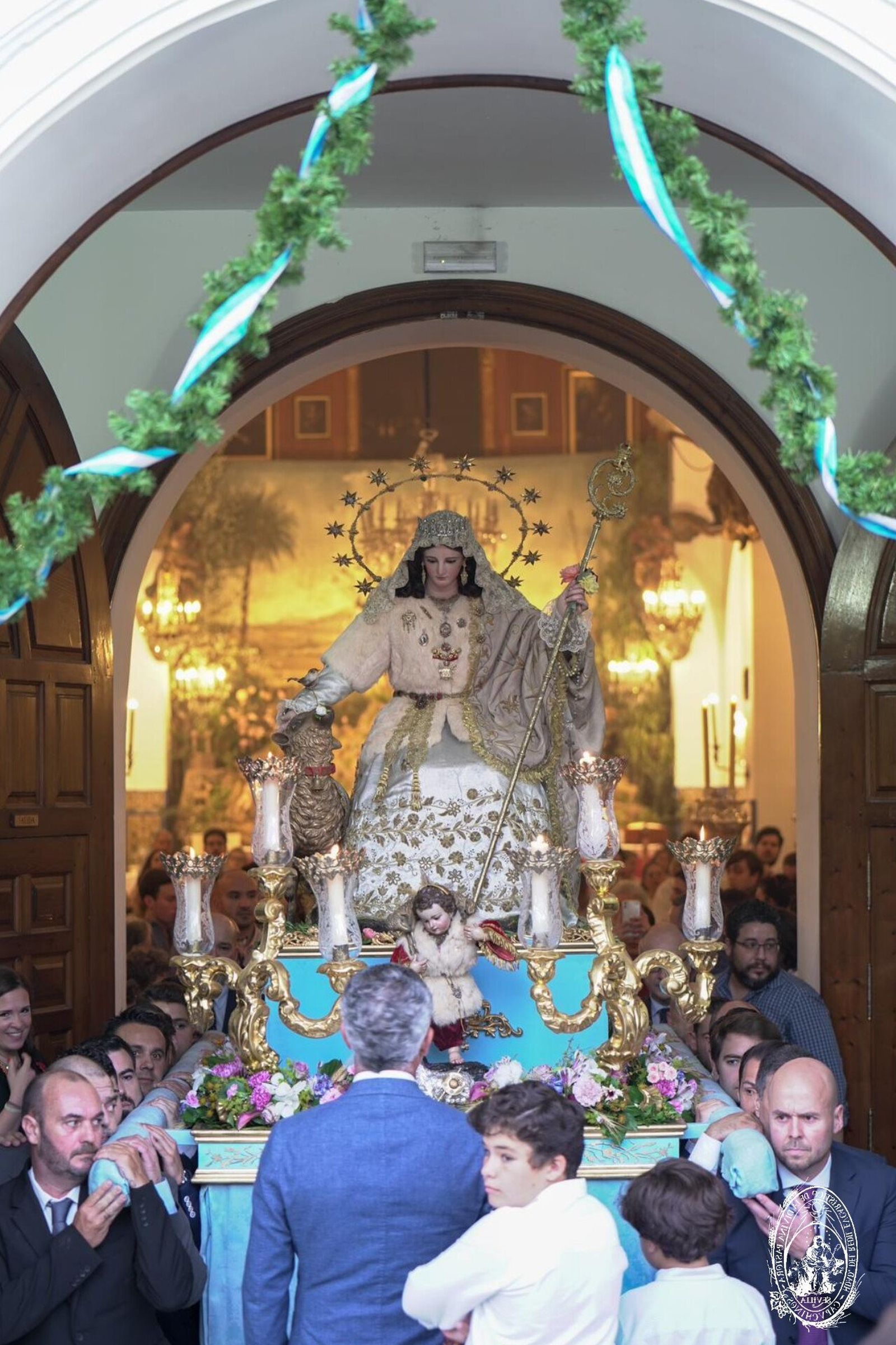 La Pastora asomada al compás de su convento