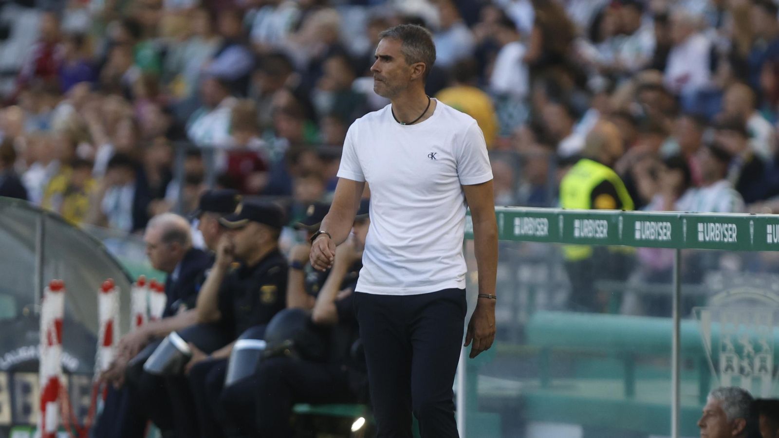 Gaizka Garitano, con gesto serio, en el Córdoba CF - Cádiz CF.